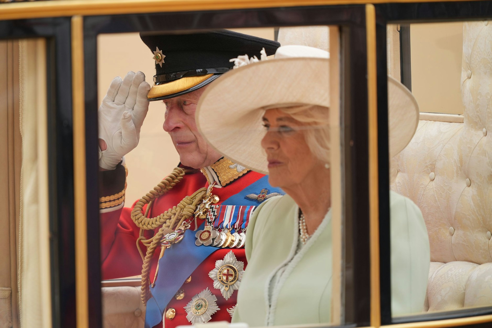König Charles und Camilla fuhren in einer Kusche zur „Trooping the Colour“-Zeremonie.