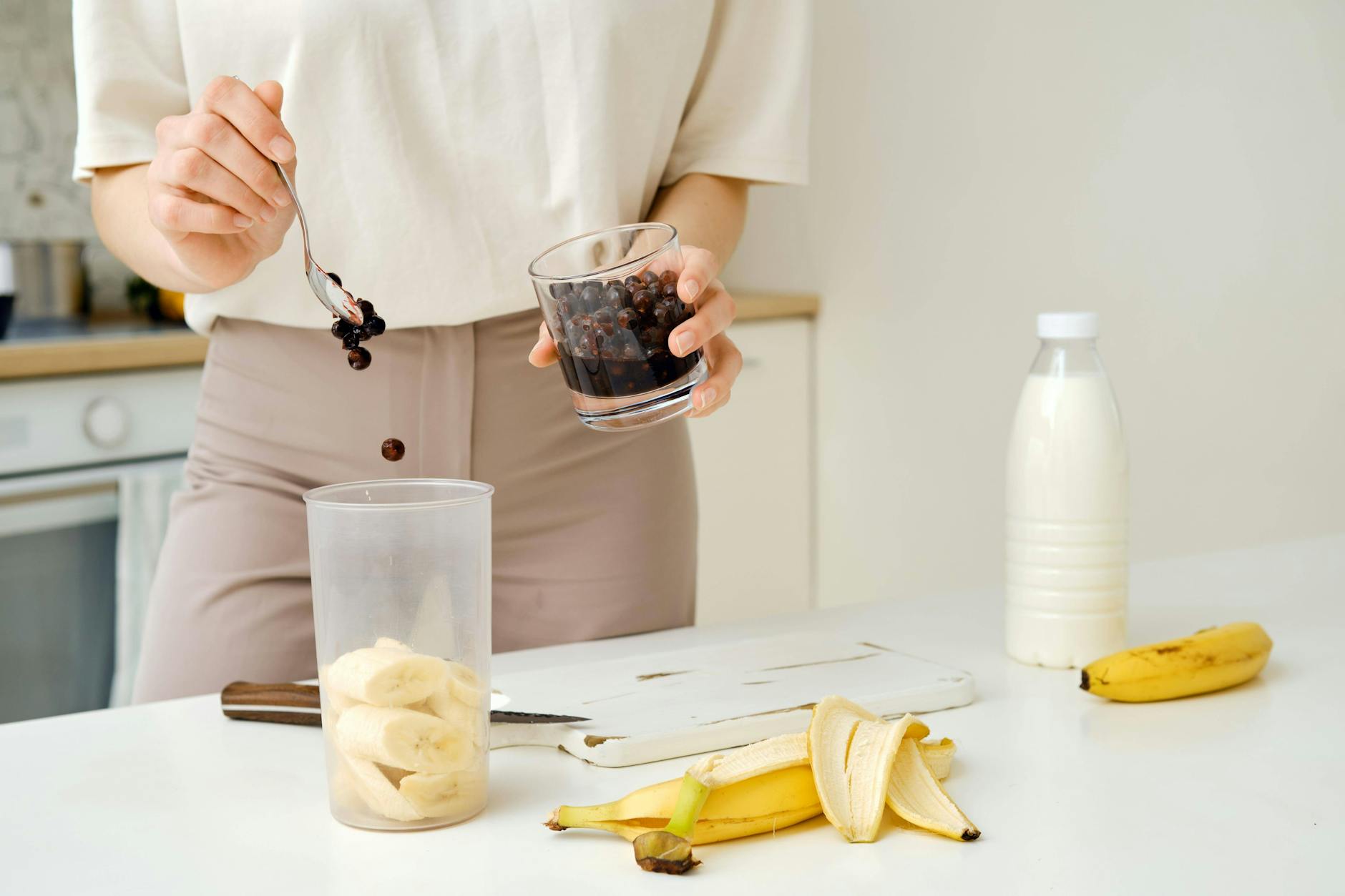 Bananen-Trick fürs Abnehmen! Bananen sind ein wahres Wundermittel für Ihre Gesundheit und Laune. Sie sind vielseitig einsetzbar, einfach mitzunehmen und voller wertvoller Nährstoffe.