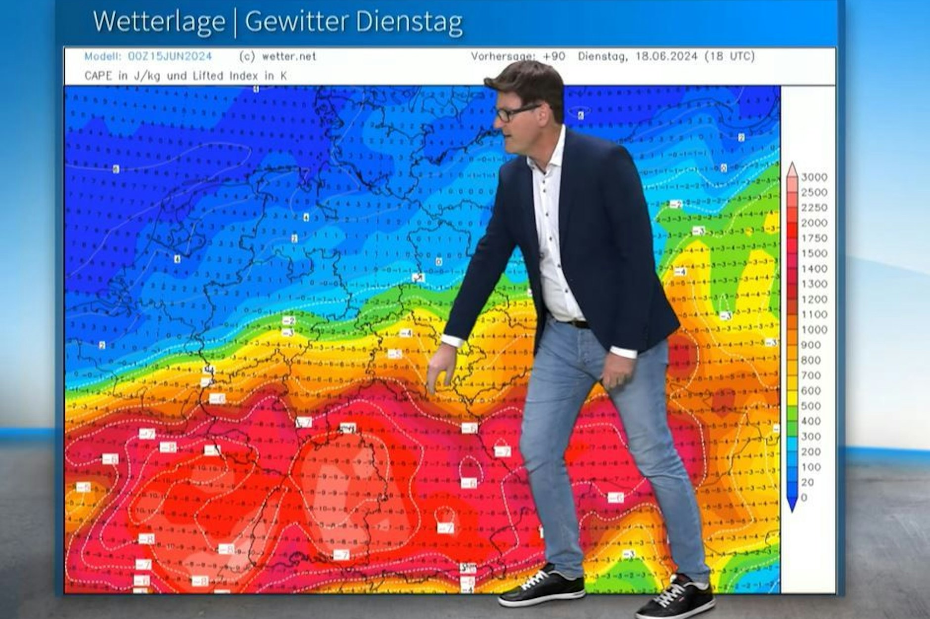 Dominik Jung zeigt die Unwetter-Gefahr in Deutschland. 
