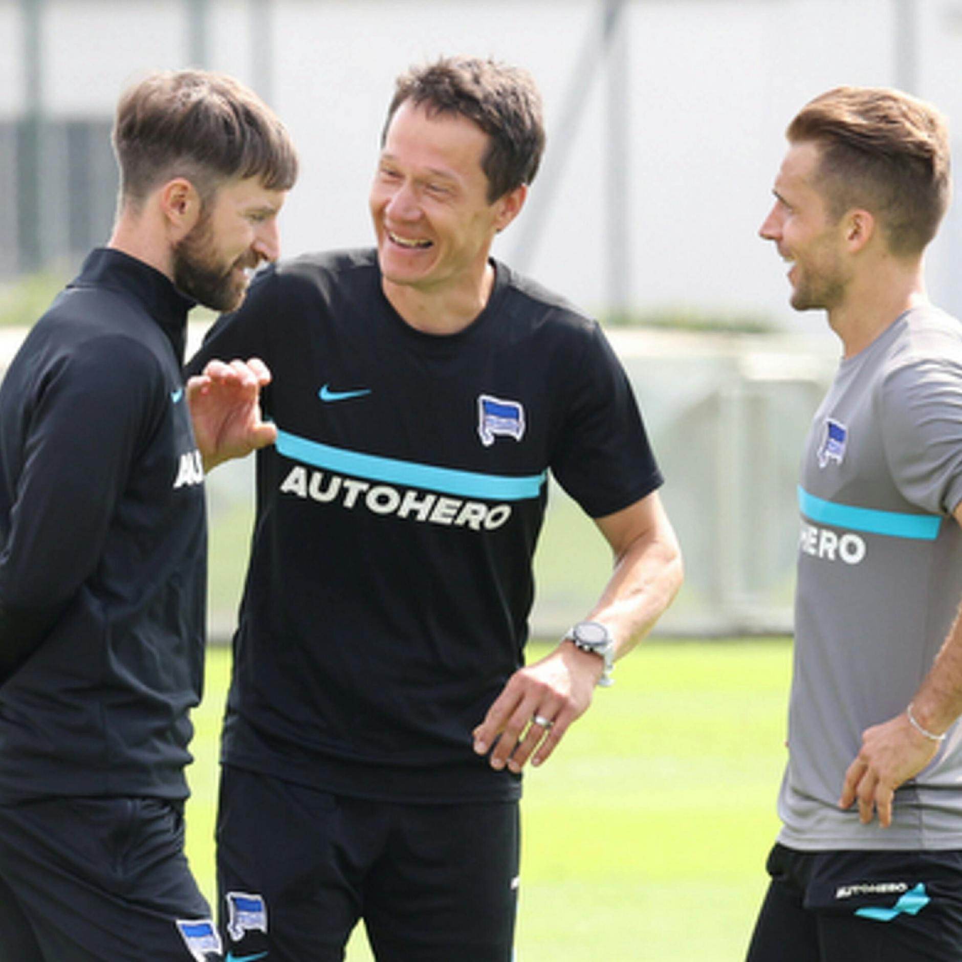 Herthas Fitensstrainer Hendrik Vieth und Henrik Kuchno arbeiteten ein Spezialprogramm für Peter Pekarik aus.