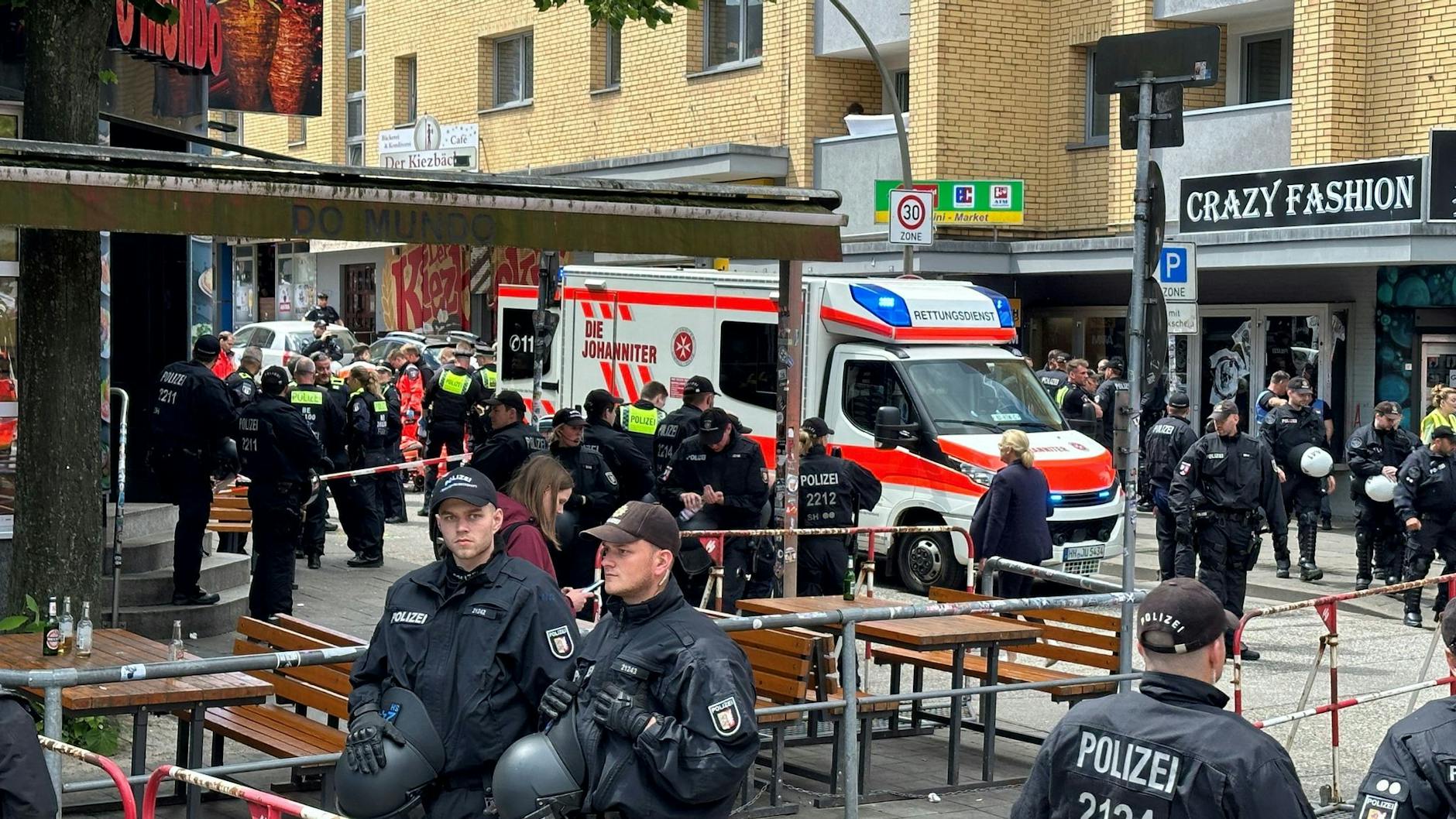 Mit einem Rettungswagen wurde der Axt-Mann abtransportiert.