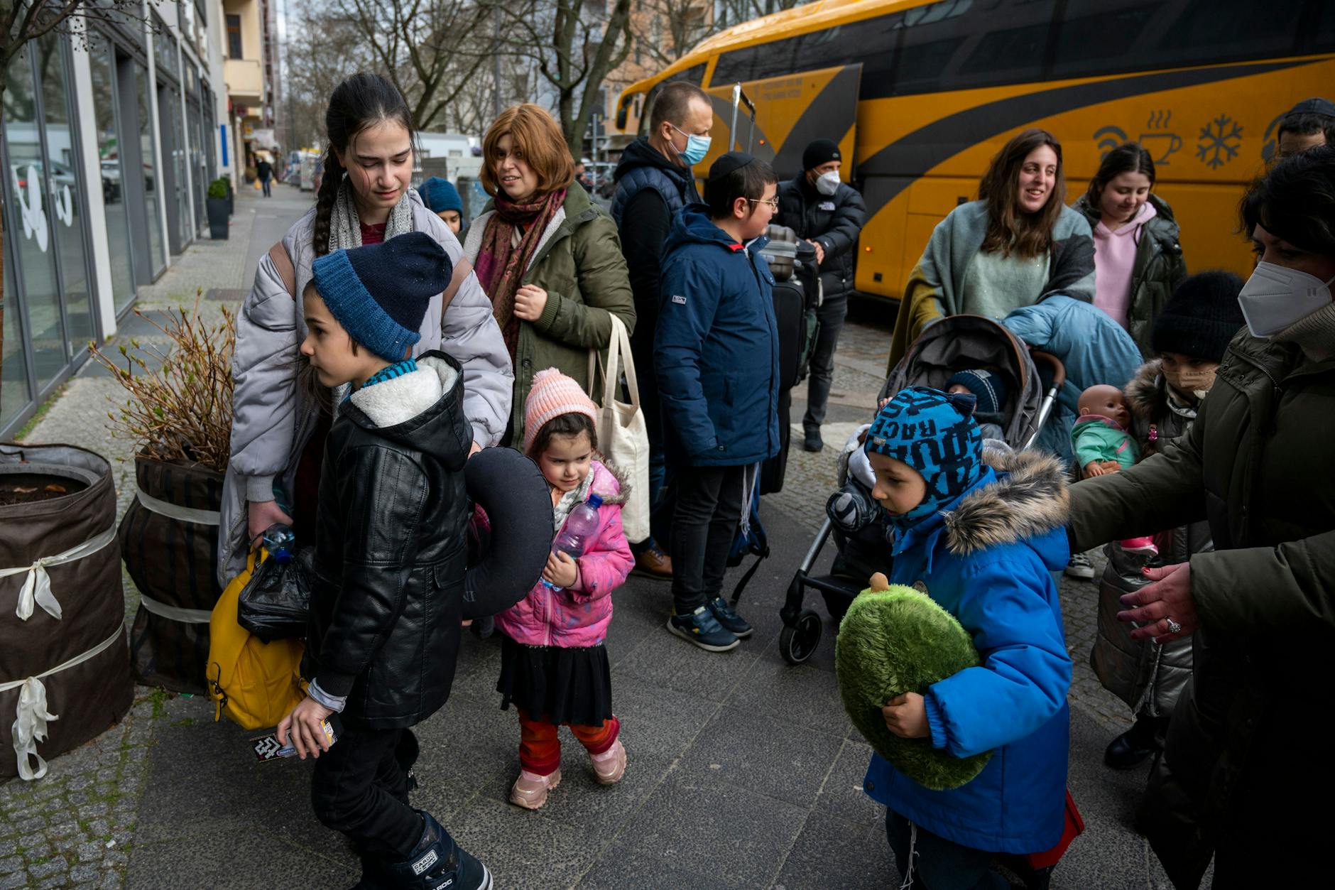 Geflüchtete aus der Ukraine kommen im März 2022 in Berlin an. CDU-Politiker wollen den Flüchtlingen nach mehr als zwei Jahren nun die Leistungen kürzen.