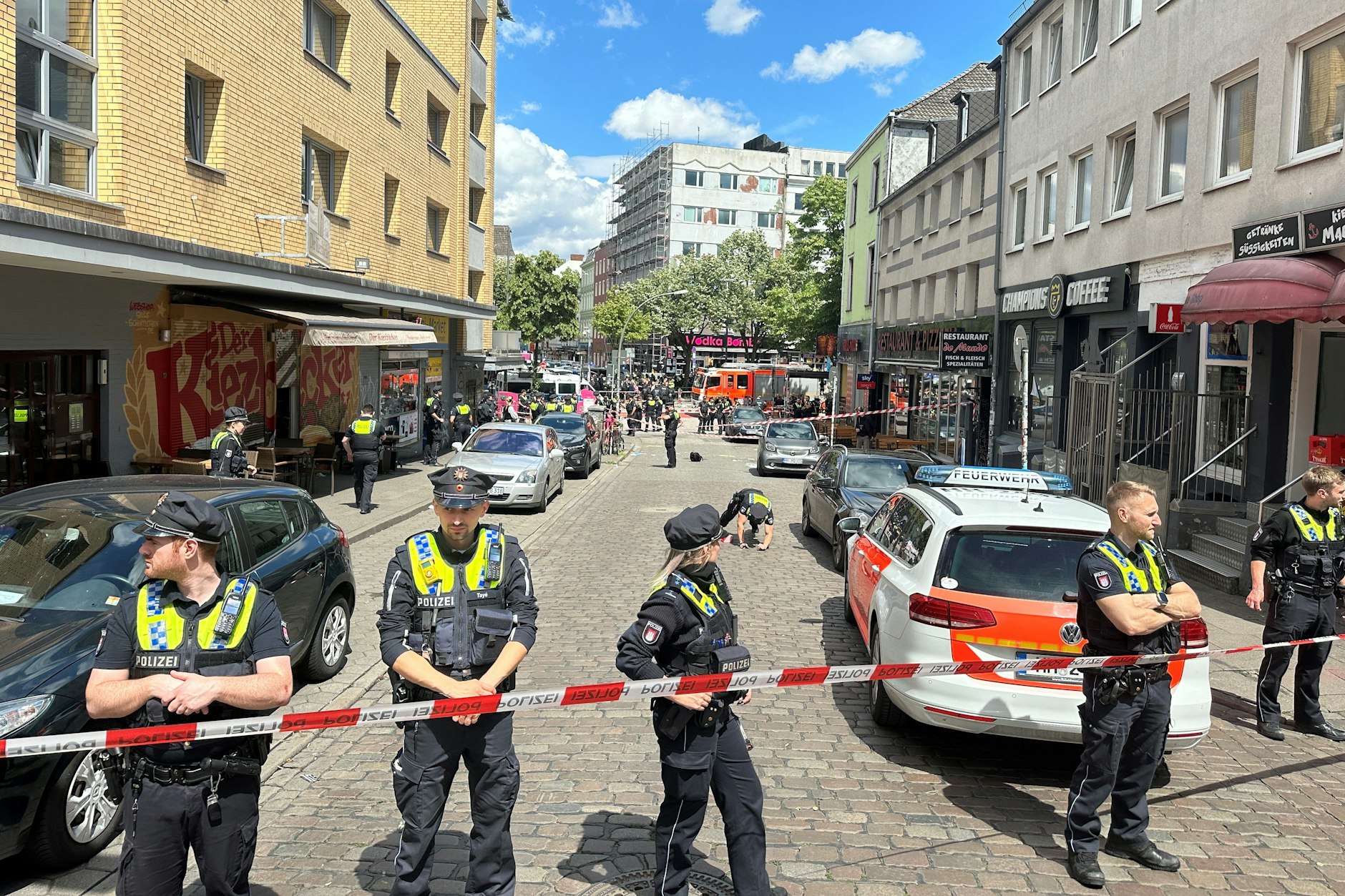 Die Polizei sperrt den Tatort großflächig ab.