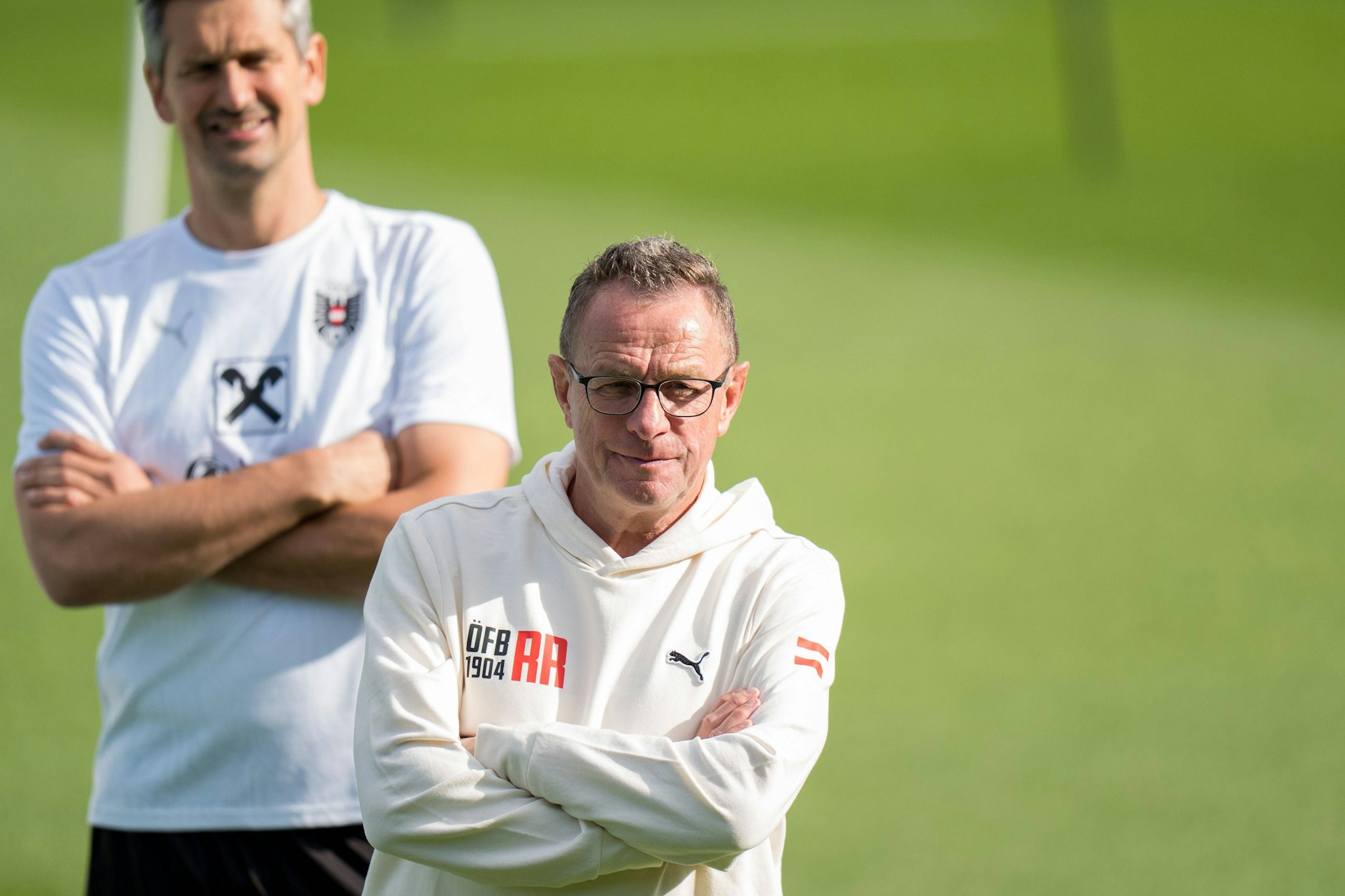 Ralf Rangnick coacht seit Mai 2022 die österreichische Nationalmannschaft. Im Hintergrund ist Torwarttrainer Michael Gspurning zu sehen.