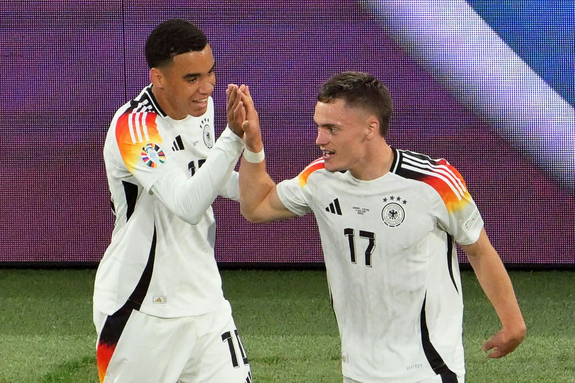 Klatsch ab, Kumpel! Der Torjubel von Jamal Musiala (l.) und Florian Wirtz ist noch ausbaufähig.