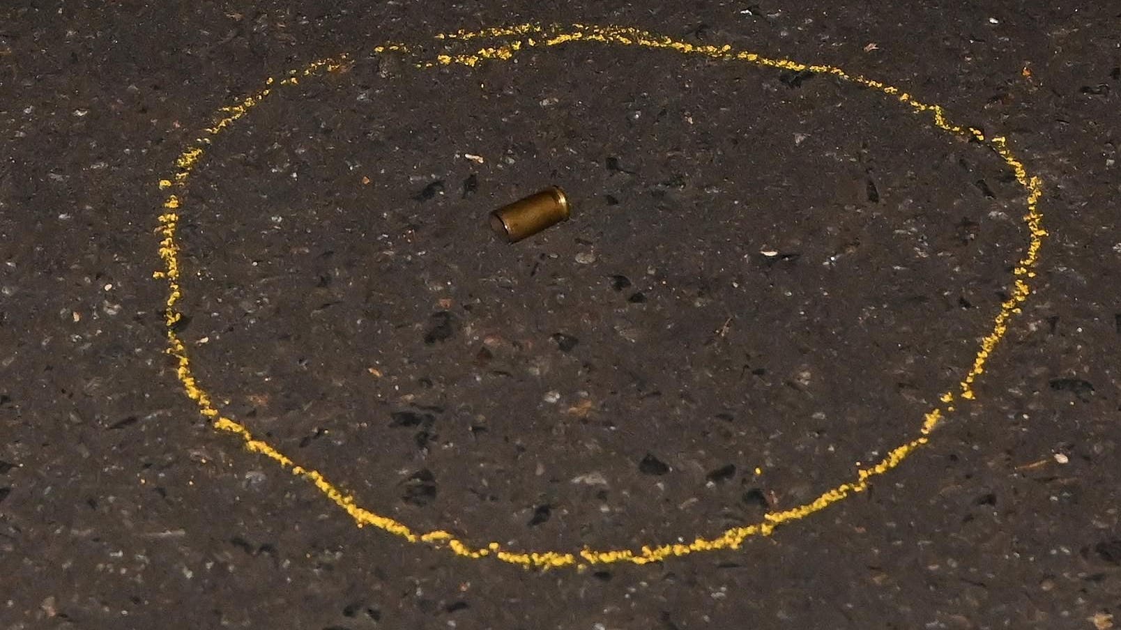 Patronenhülse am Tatort.