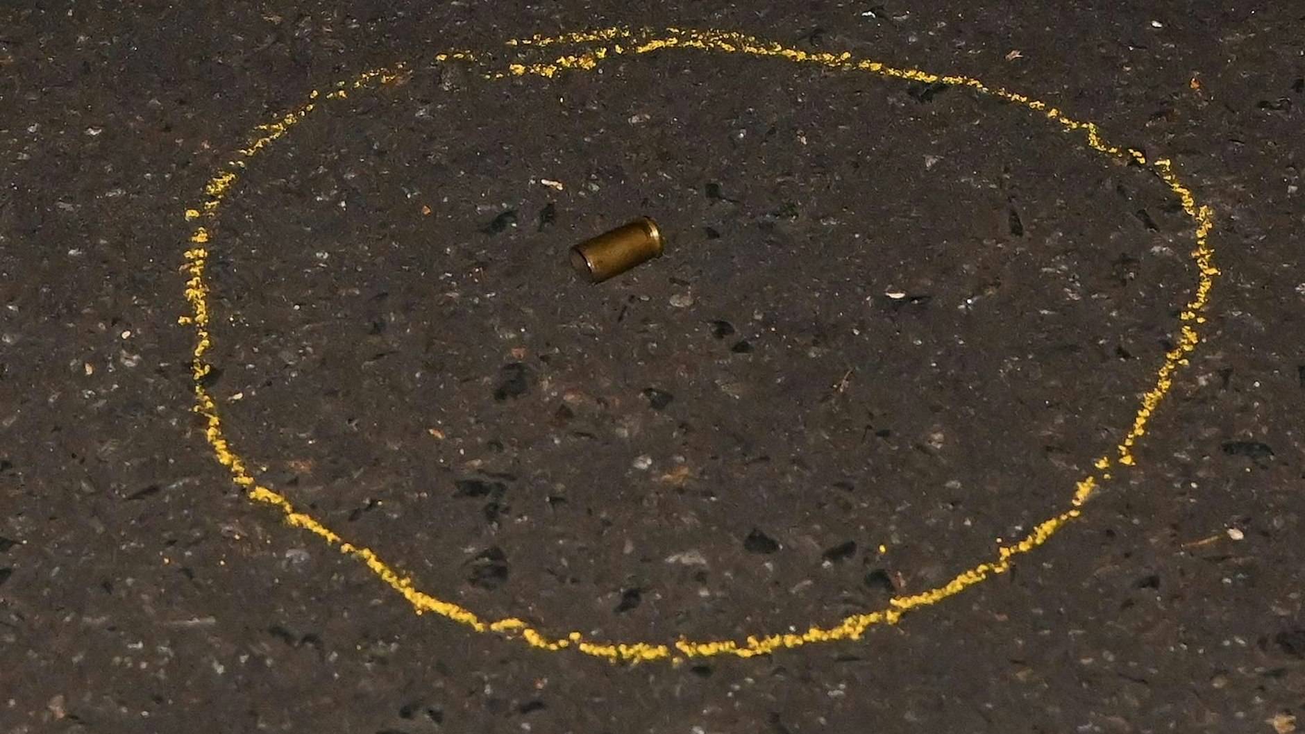 Patronenhülse am Tatort.