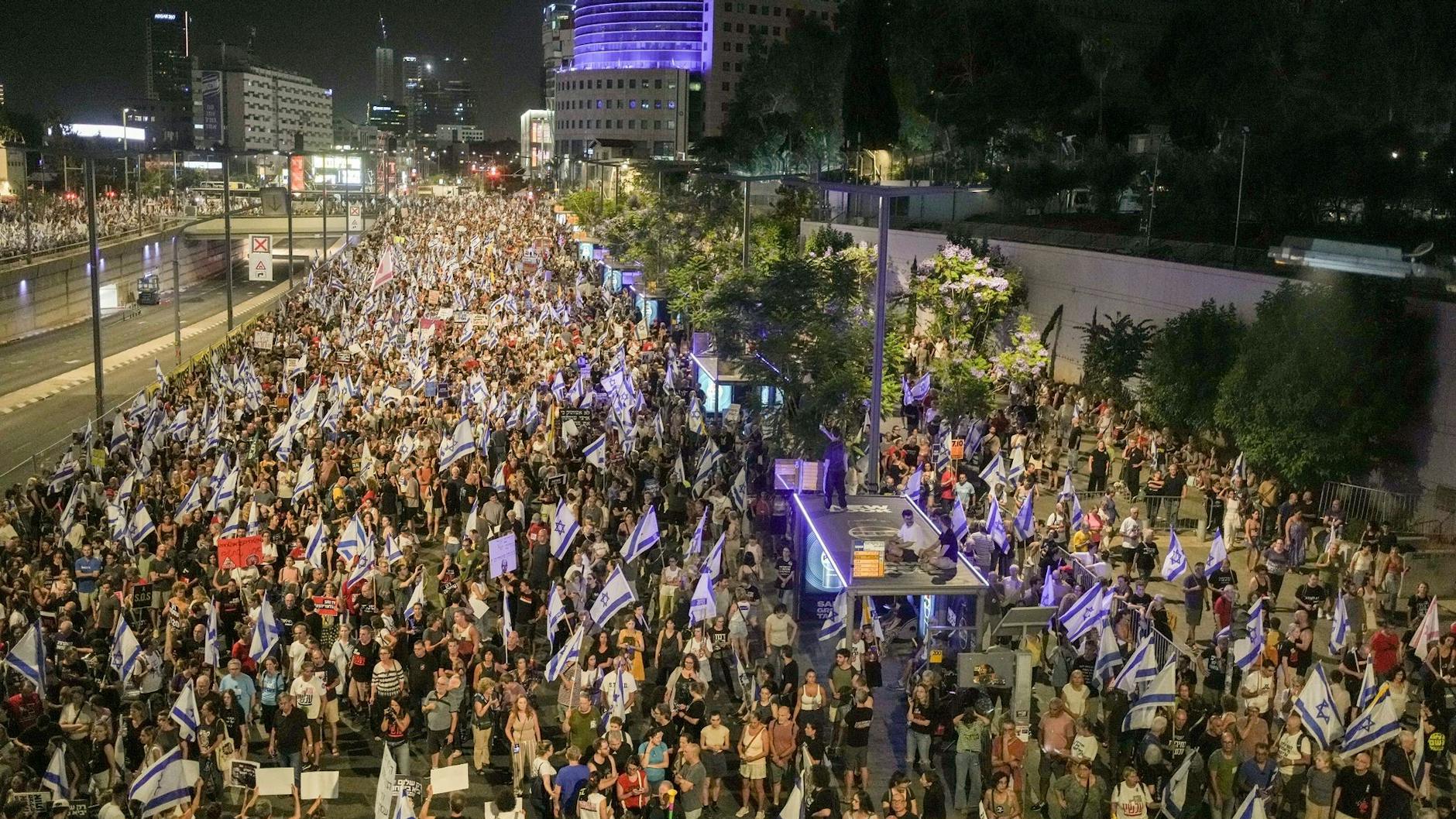 In Tel Aviv und anderen Städten demonstrieren die Menschen für ein Ende der Kämpfe mit der Hamas.