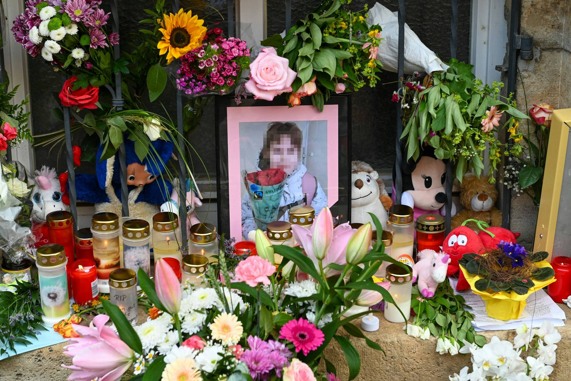 Tausende Döbelner trauern nach Tod von 9-jähriger Valeriia auf dem Obermarkt in Döbeln.