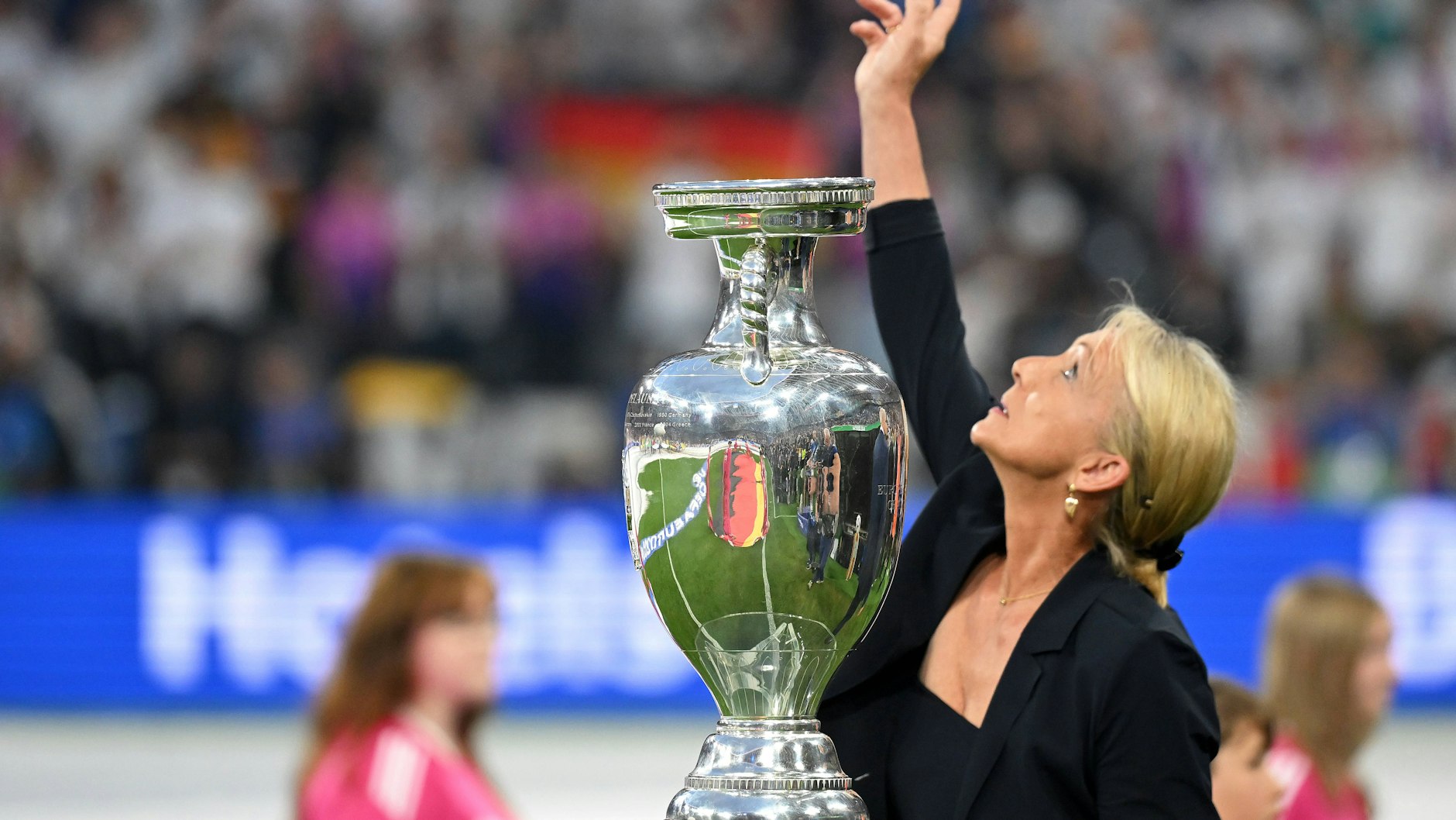 Mit diesem Moment sorgte Heidi Beckenbauer im Stadion für Gänsehaut.
