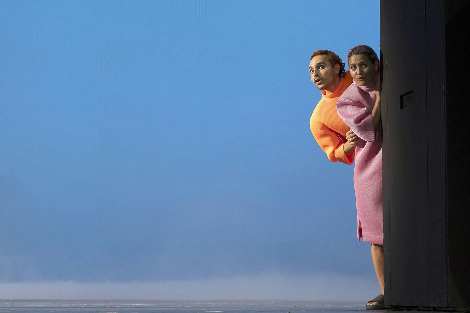 Szene aus Nele Stuhlers „Leichter Gesang“ mit Caner Sunar und Natali Seelig