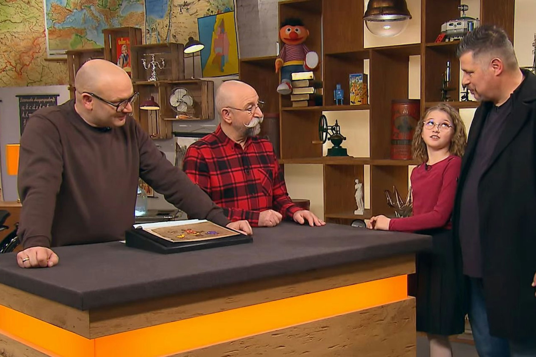 Die Maus auf dem Prüfstand bei „Bares für Rares“. Sophia würde gern ihr Taschengeld aufbessern.