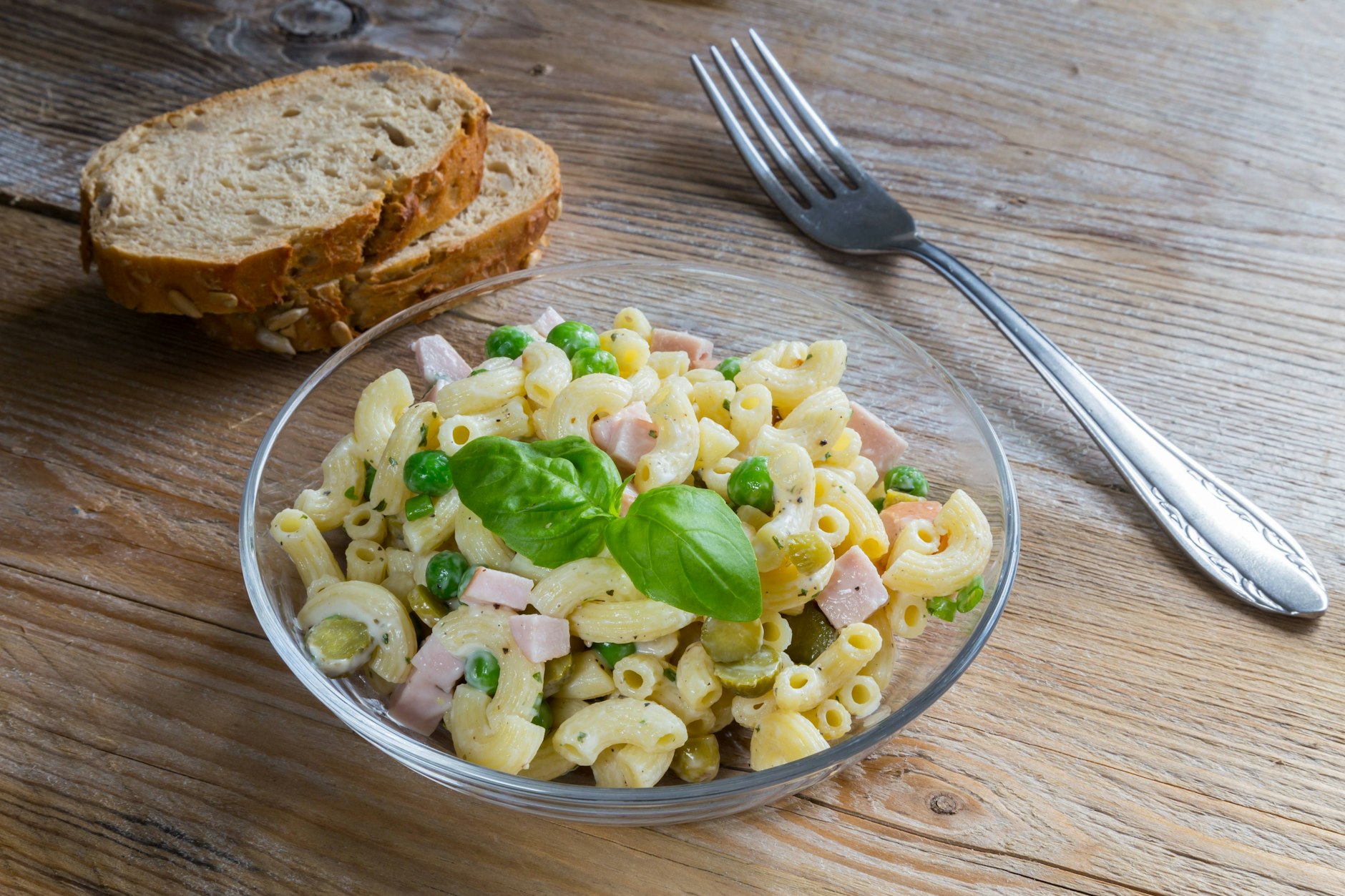 Das Rezept für Nudelsalat ist super simpel.