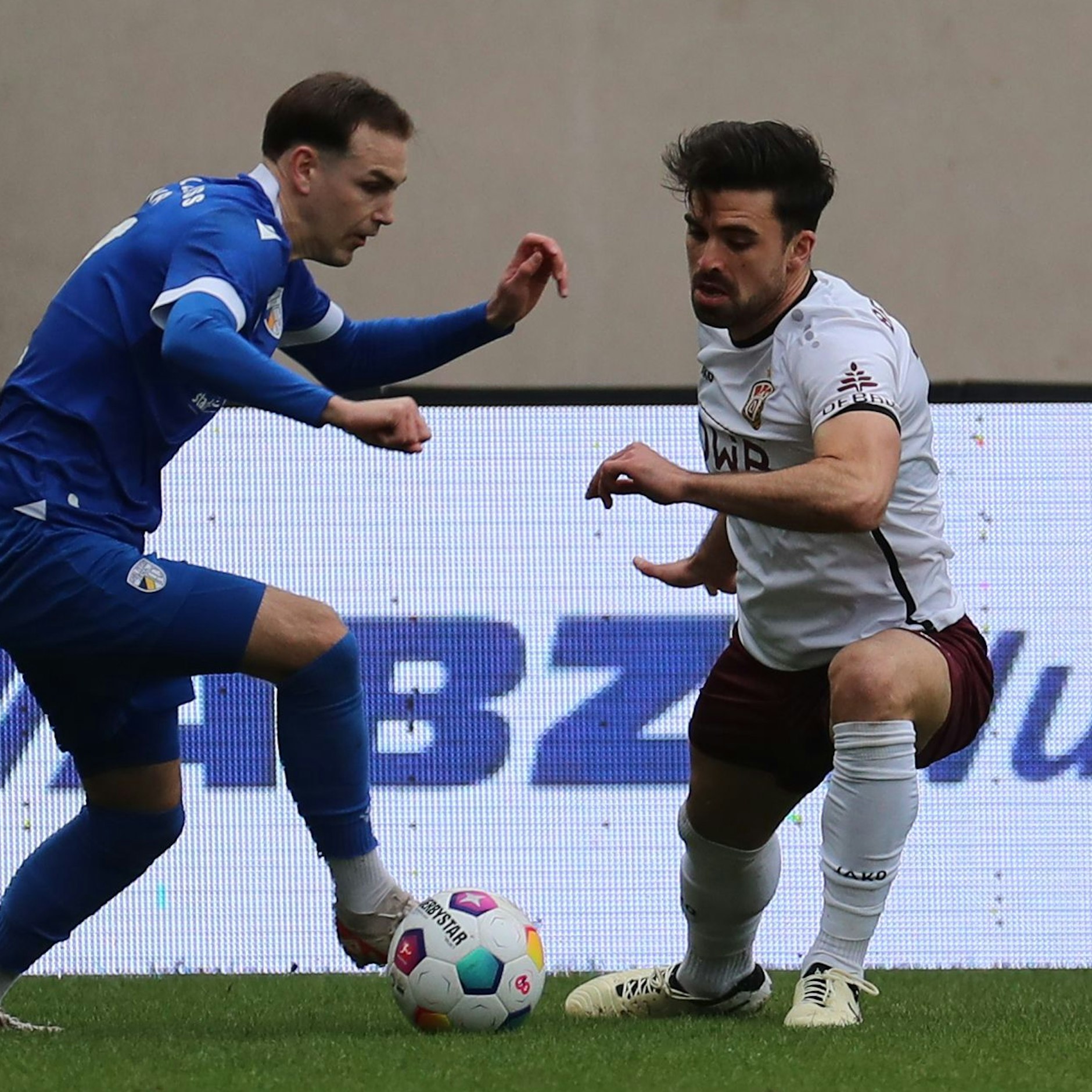 Abwehrchef David Haider (r.) kniet sich weiter voll für den BFC Dynamo rein.