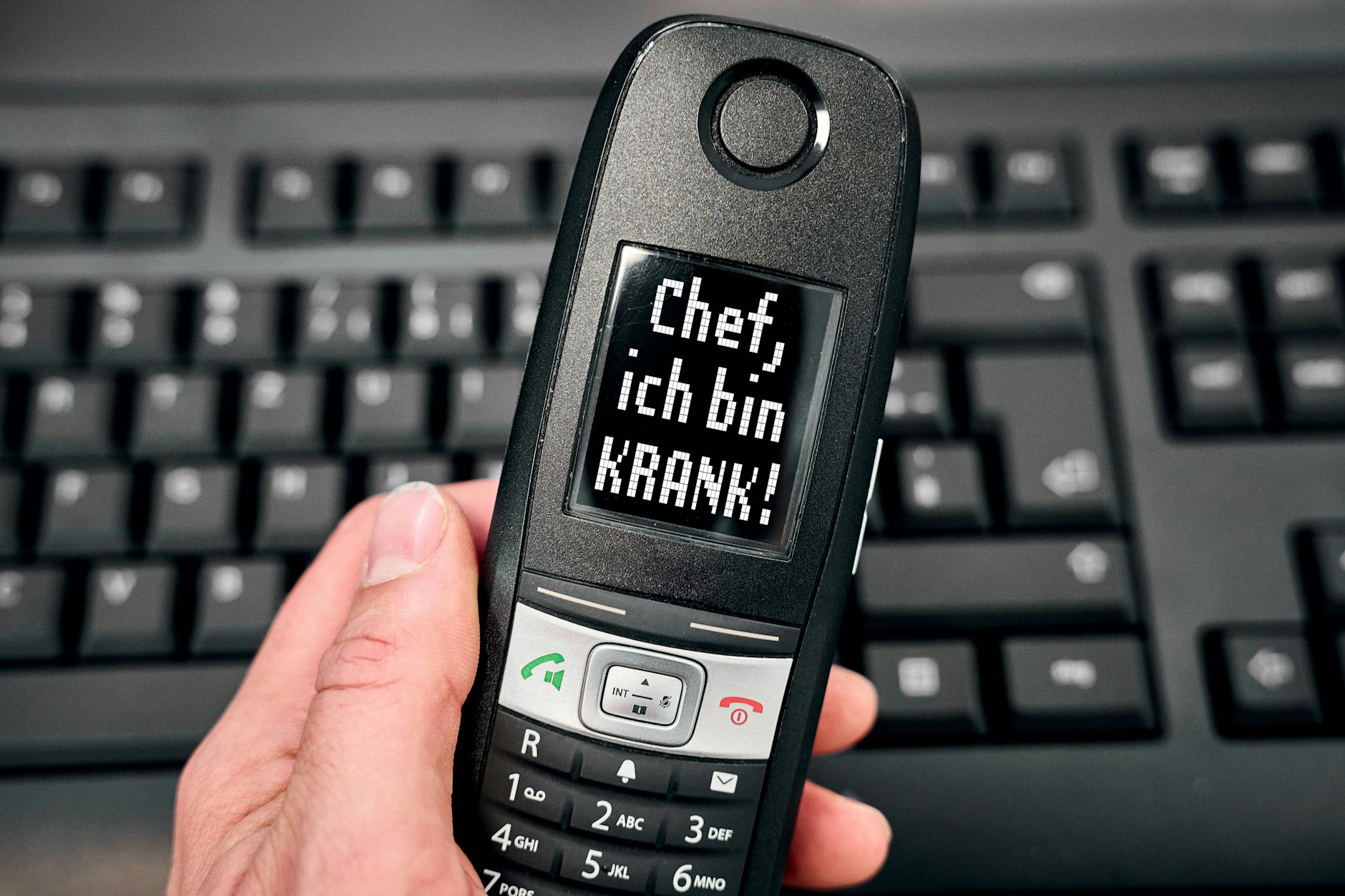 Etwas ausführlicher sollte die Krankmeldung sein, dazu gehört auch der voraussichtliche Zeitraum. Warum man krankgeschrieben ist, geht den Chef aber nichts an.