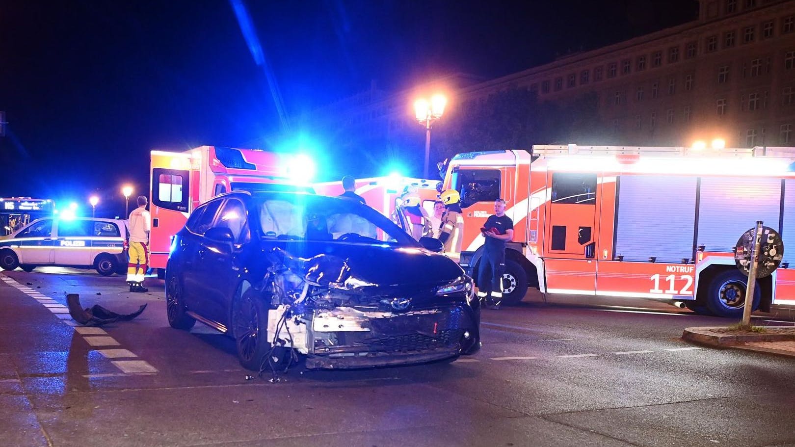 Ziemlich demolierter wurde dieser Toyota beim Unfall in der Karl-Marx-Allee. 