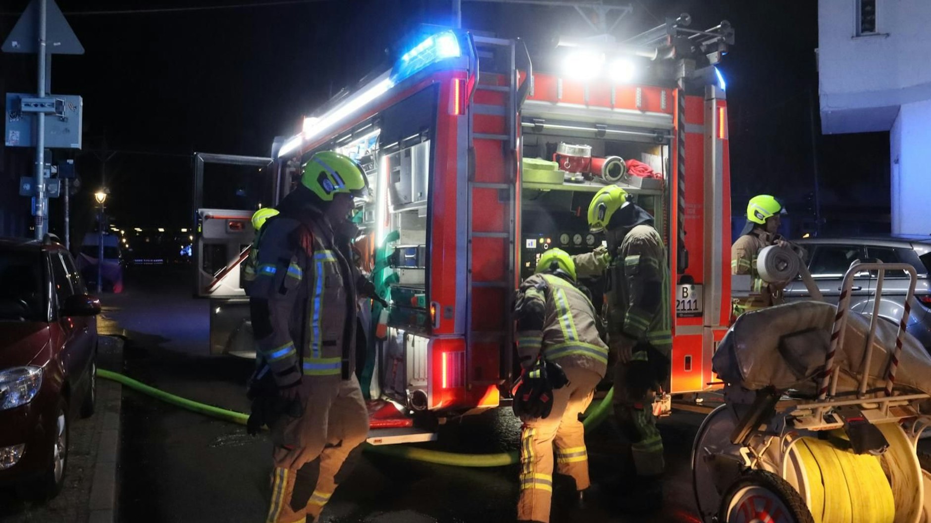 Die Polizei in Köpenick ermittelt zu einer schweren Brandstiftung in der Borgmannstraße.