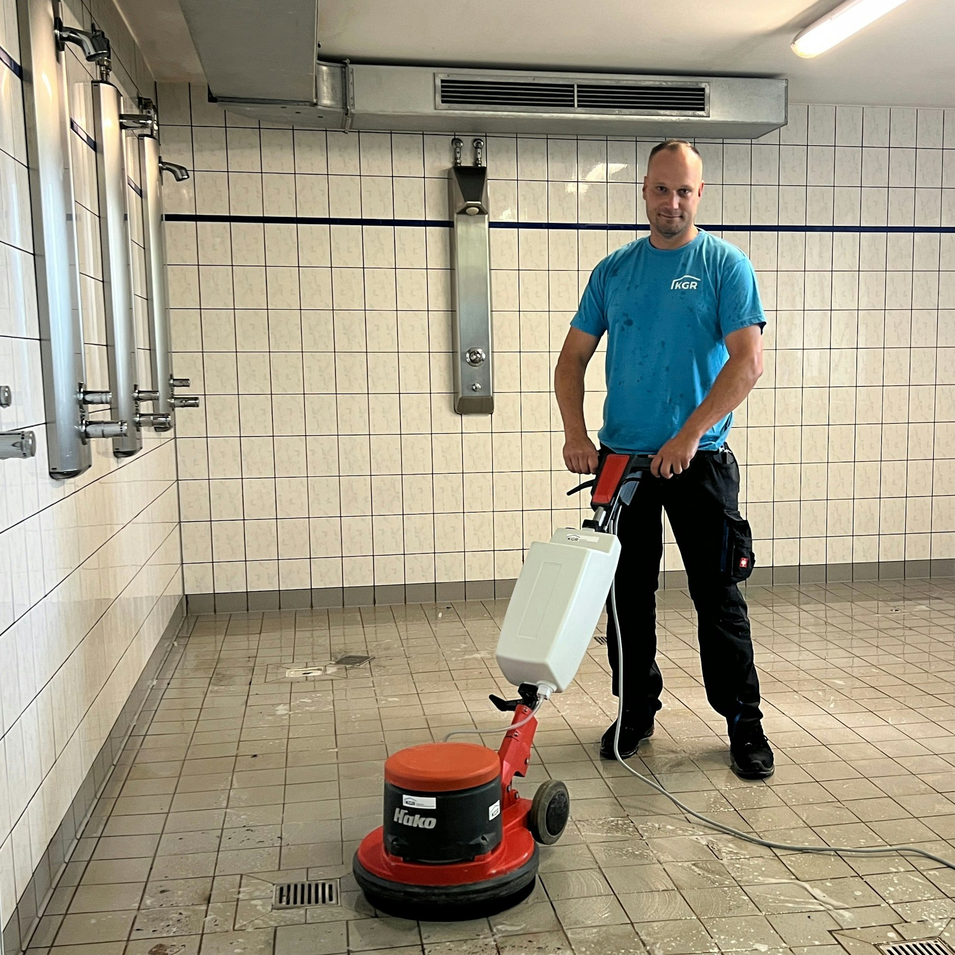 Schön, wenn man gute Partner hat: Die Firma KGR sorgte dafür, dass die Dusche in der BFC-Mannschaftskabine glänzend aussieht.