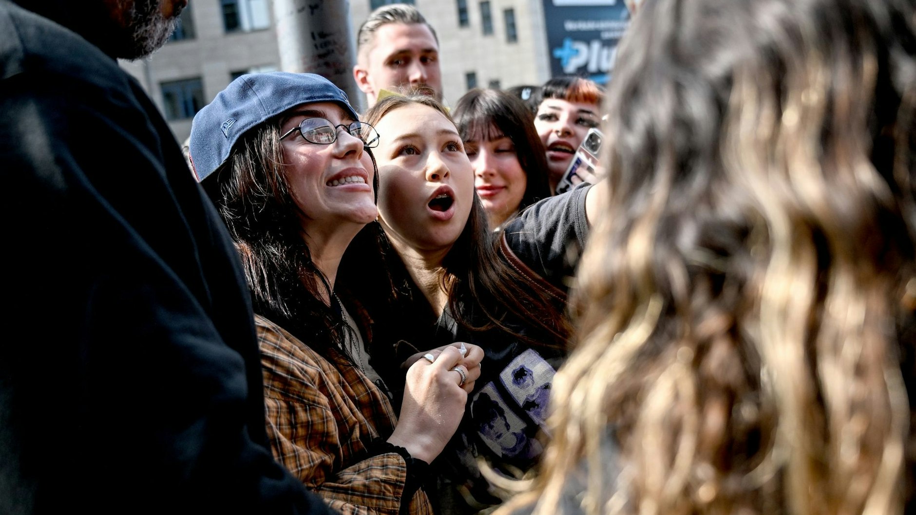 Umringt von Fans: der amerikanische Popstar Billie Eilish kürzlich in Berlin.&nbsp;
