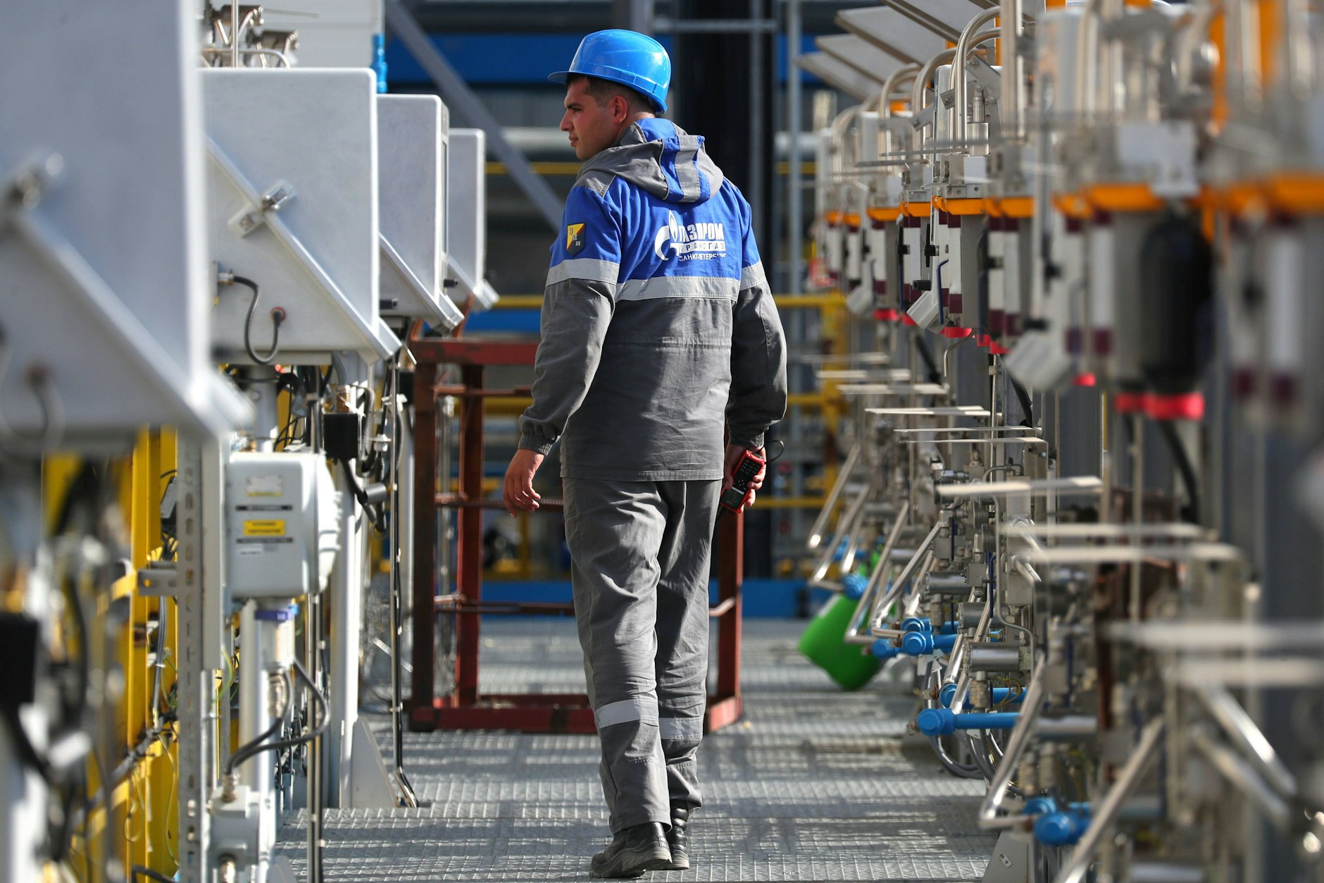 Ein Arbeiter an der Nord-Stream-2-Pipeline im Jahr 2021: Eigentlich will die EU ihre Abhängigkeit von russischem Gas beenden. Doch aktuelle Zahlen zeigen ein anderes Bild.