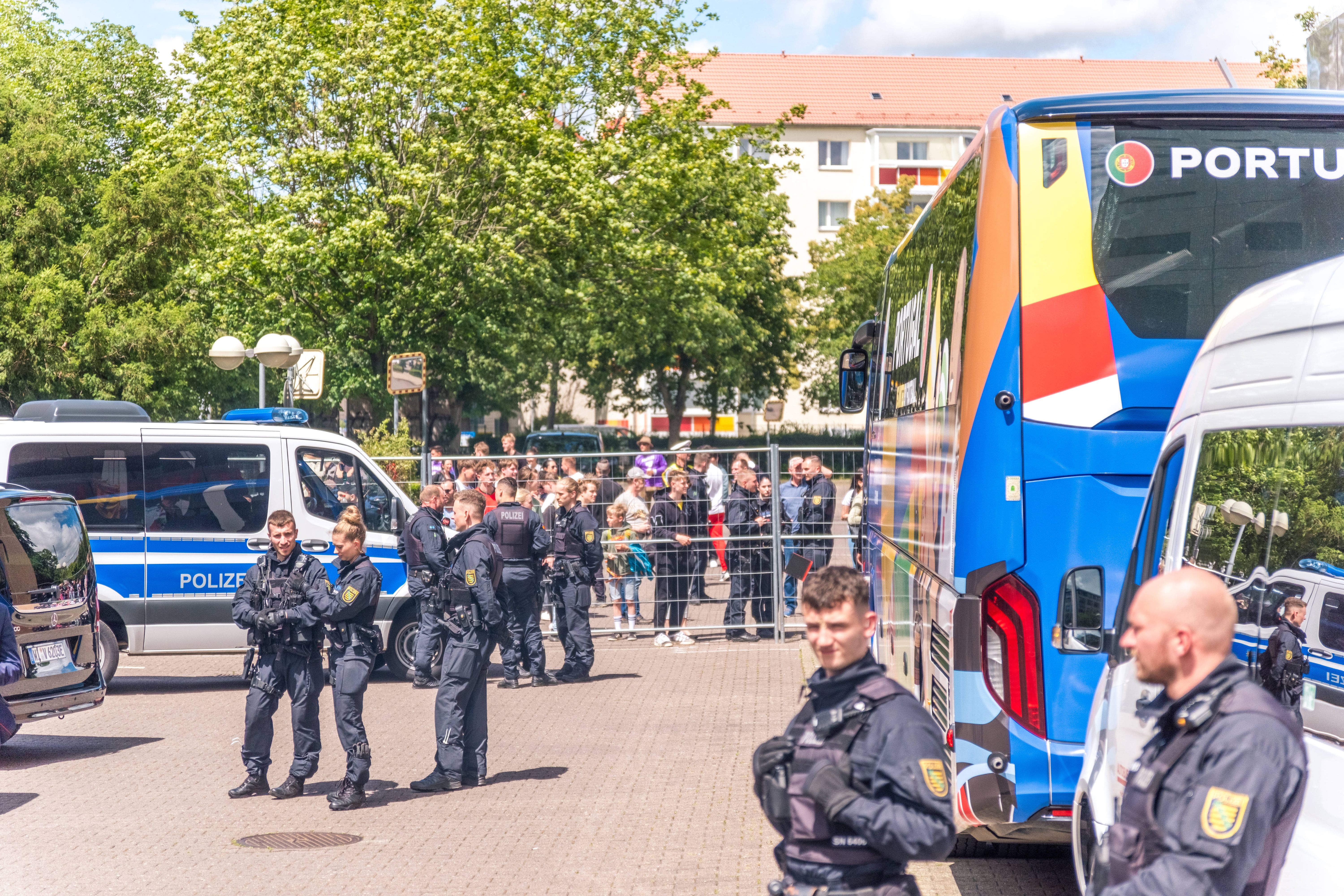 Leipzig: Prügelte TV-Reporter auf Portugal-Fan ein?