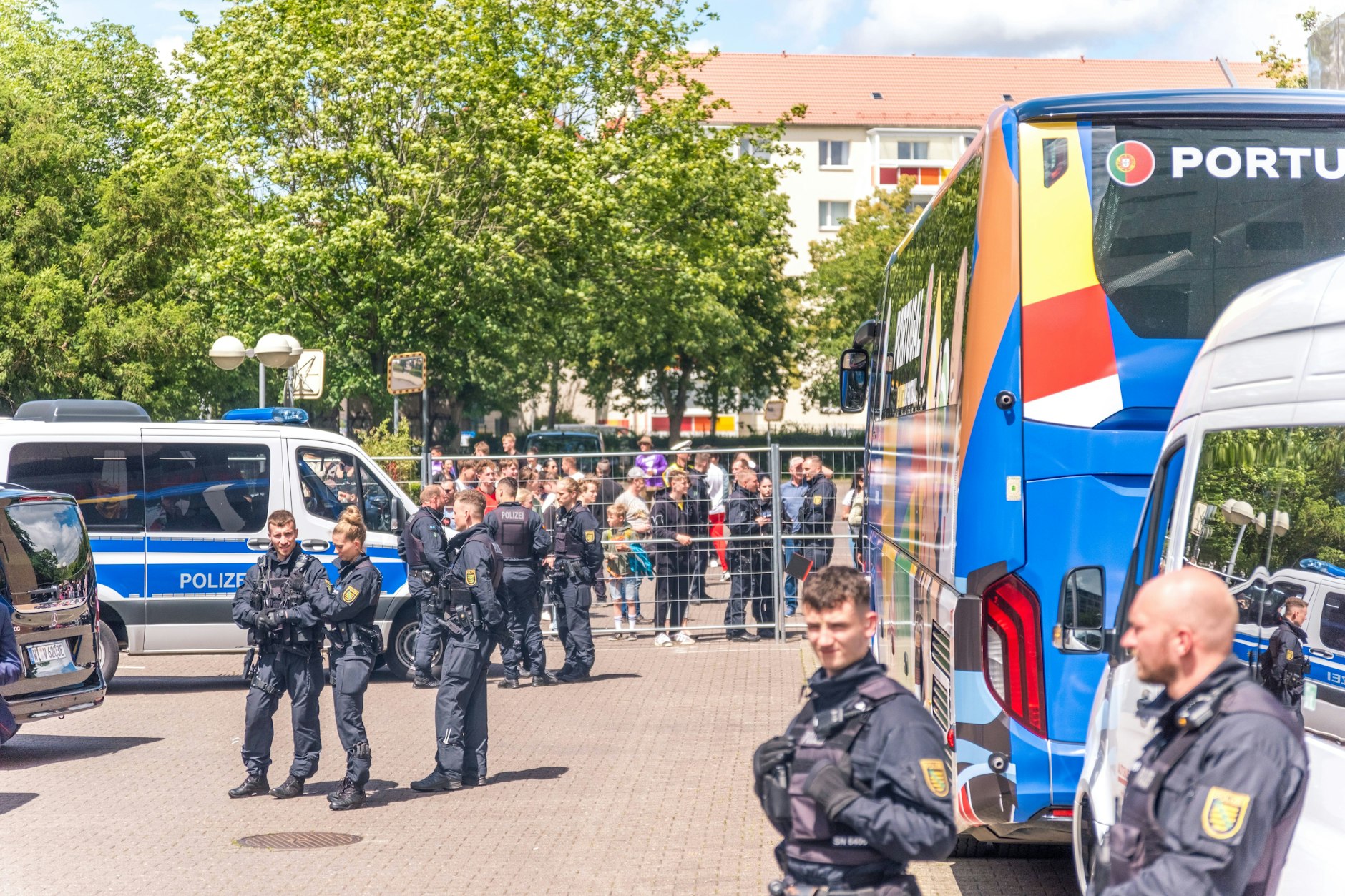 Der Vorfall soll sich beim Eintreffen des Mannschaftsbusses von Portugal am Teamhotel in Leipzig ereignet haben.