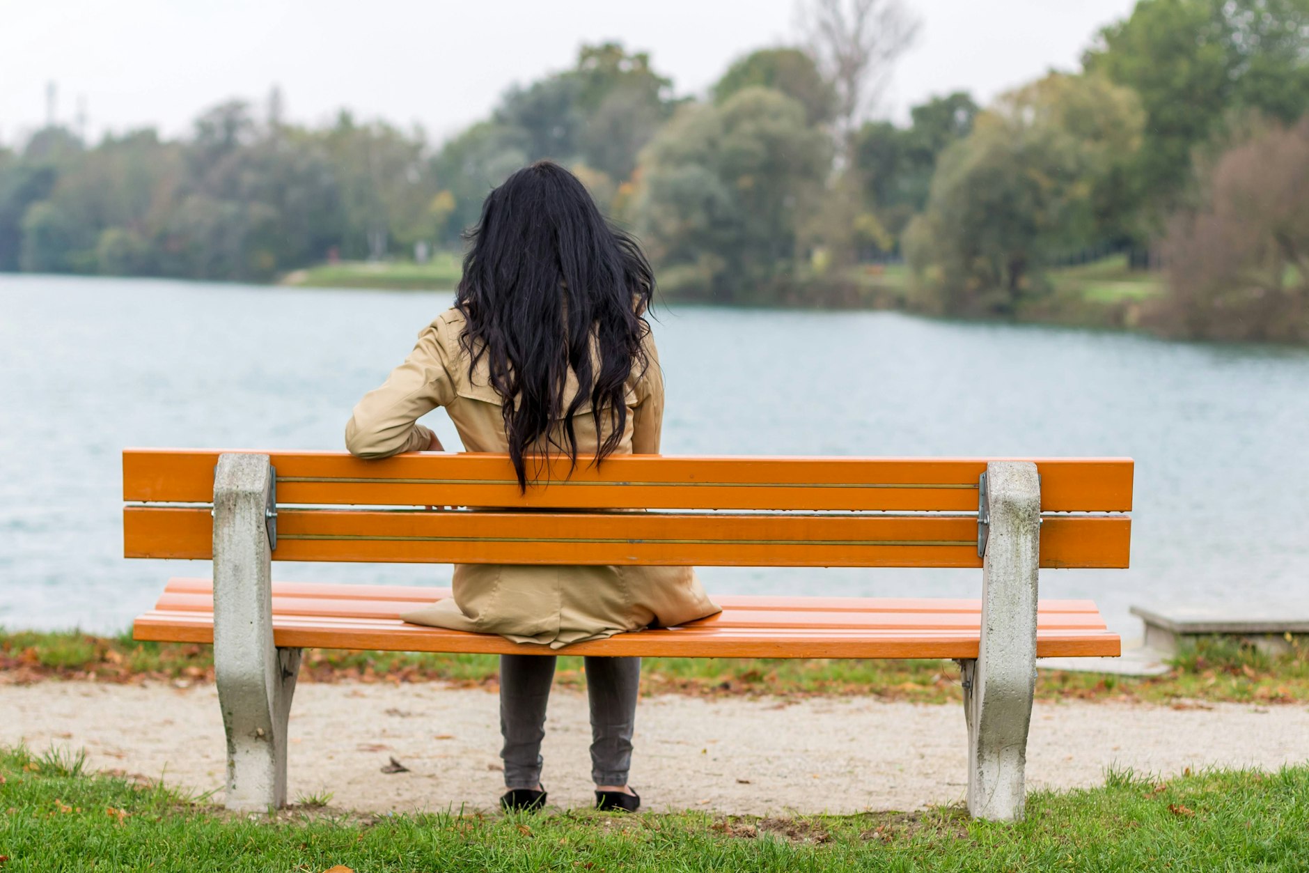  Junge Frauen sind häufiger von Einsamkeit betroffen als junge Männer.