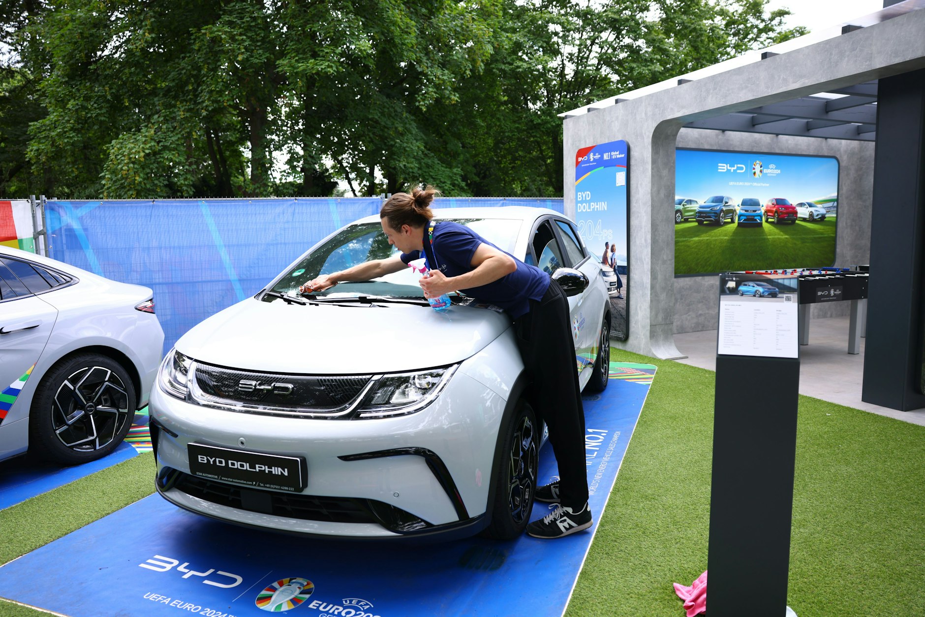Am Stand des chinesischen Sponsoren BYD auf der UEFA EURO 24 Fanmeile in Berlin Mitte&nbsp;