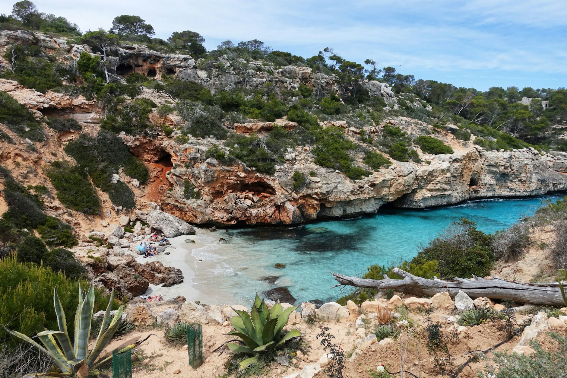 Der Strand an der Caló des Moro auf der Ferieninsel Mallorca.