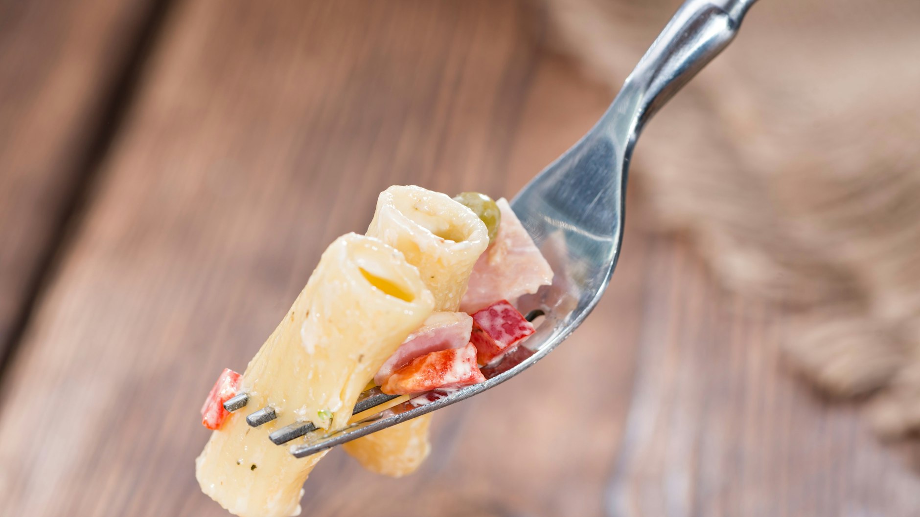 Probieren Sie das Rezept für Nudelsalat gleich mal aus.