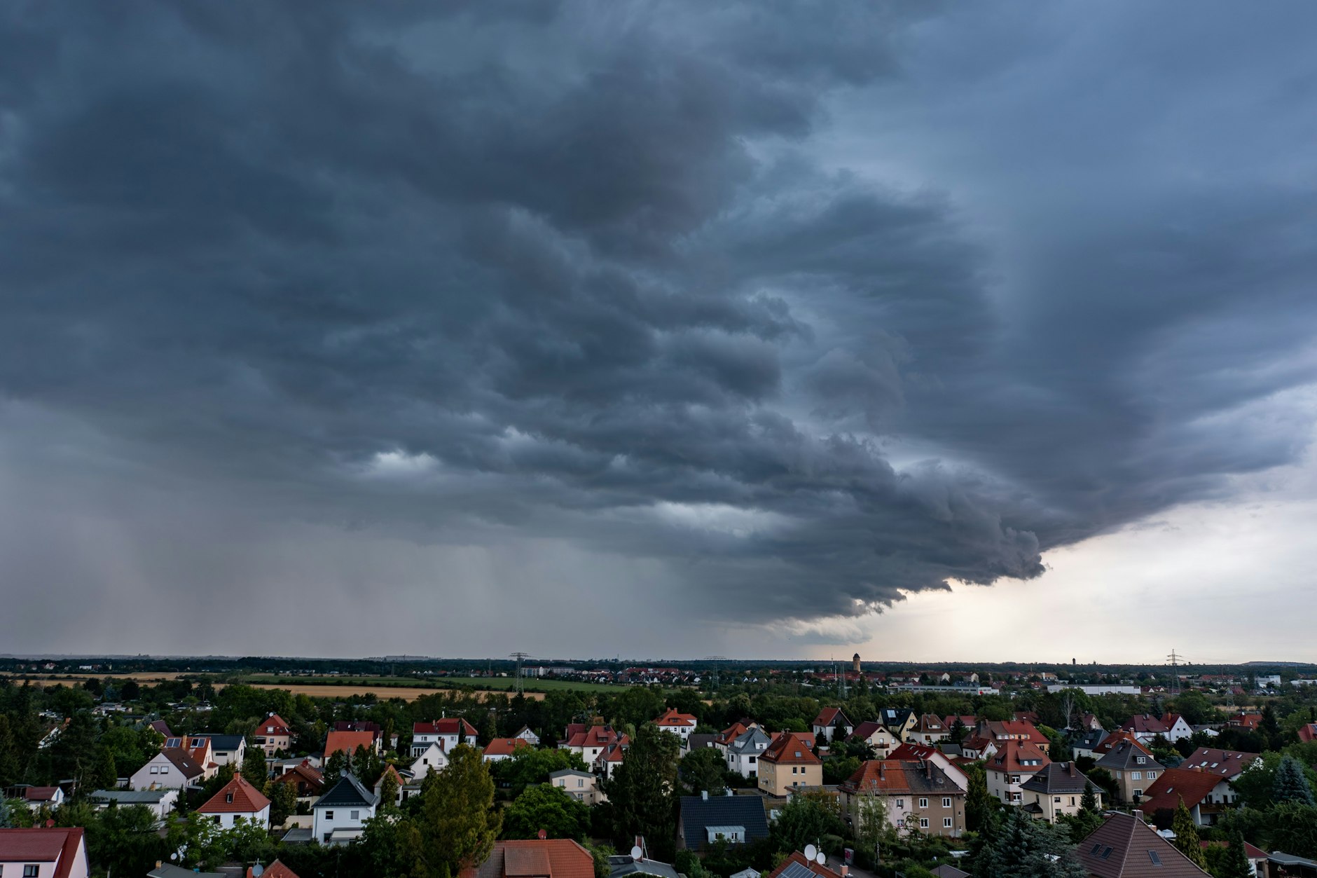 Eine Unwetterfront zieht Richtung Leipzig – wie hier im Juli 2023. (Archivbild)