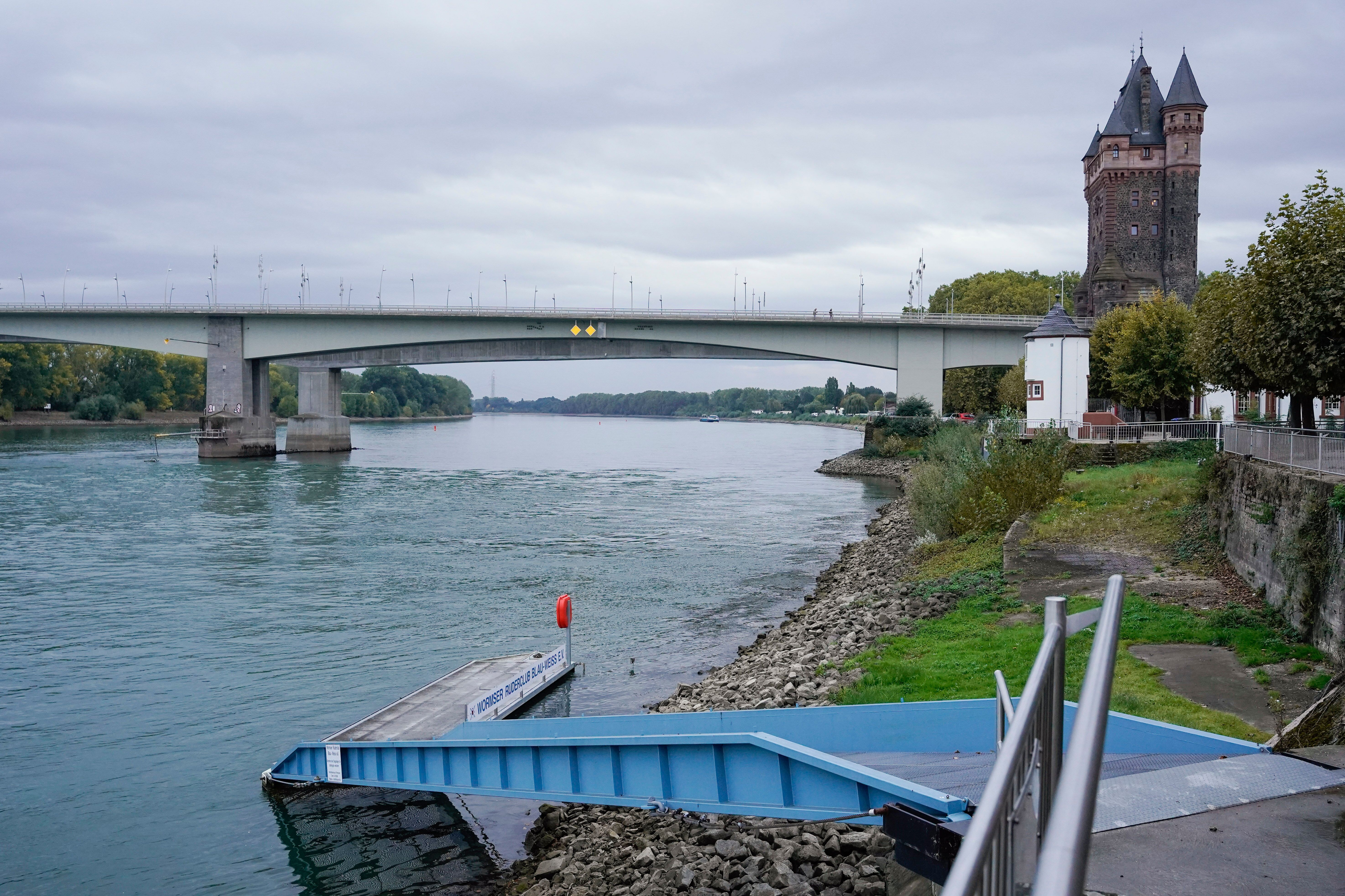 Mädchen (15) tot am Rhein entdeckt! Haben ihre Eltern sie getötet?