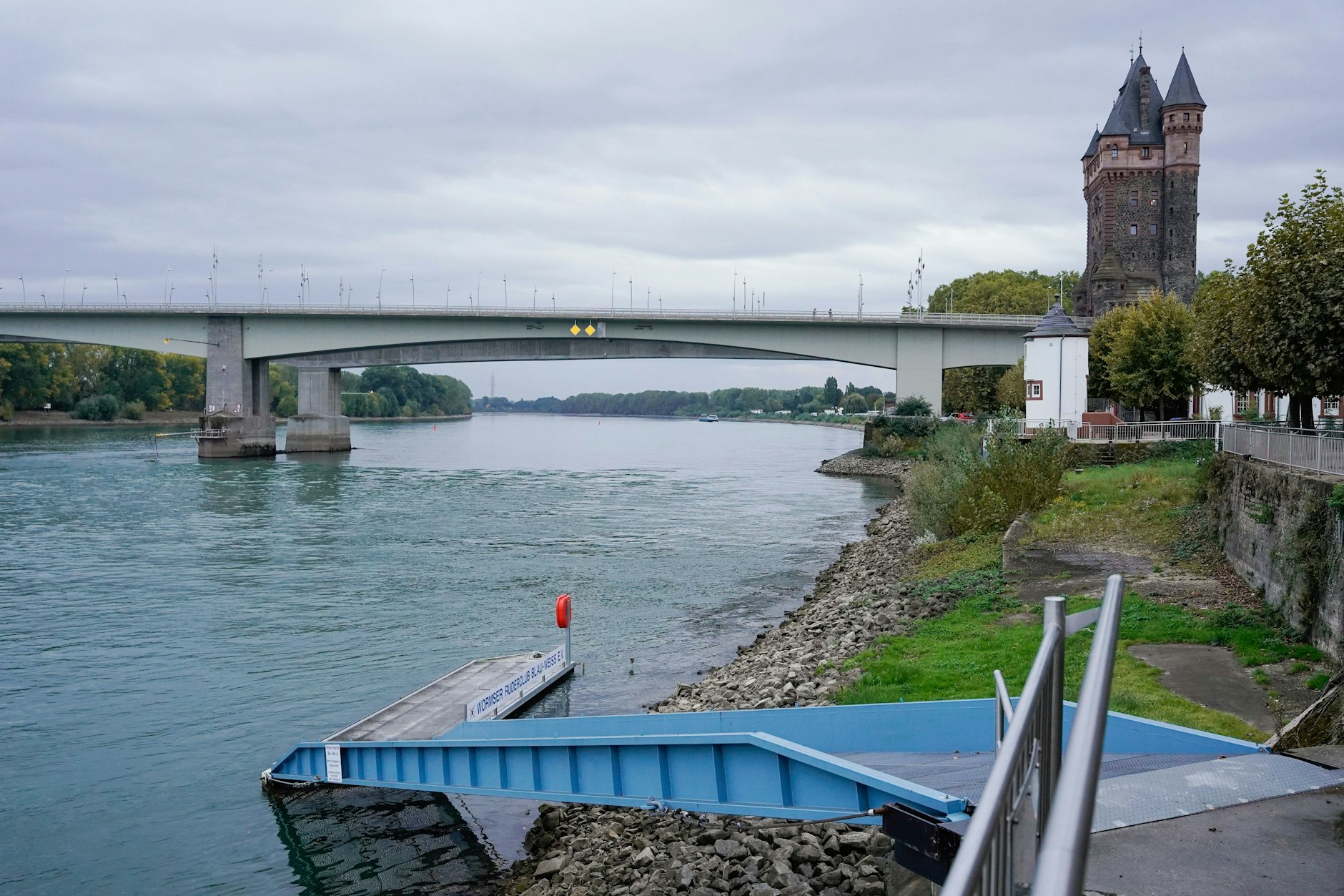 Der Rhein bei Worms. Am Ufer des Flusses wurde die Leiche der 15-Jährigen gefunden.