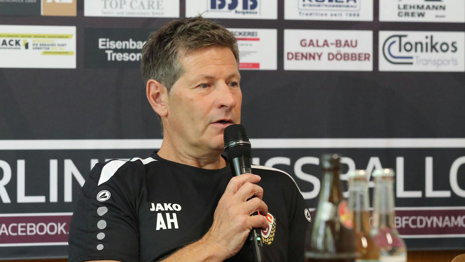 Bevor er das erste Training leitet, sprach er darüber, was ihm für die neue Saison wichtig ist: Andreas Heraf, Coach des BFC Dynamo