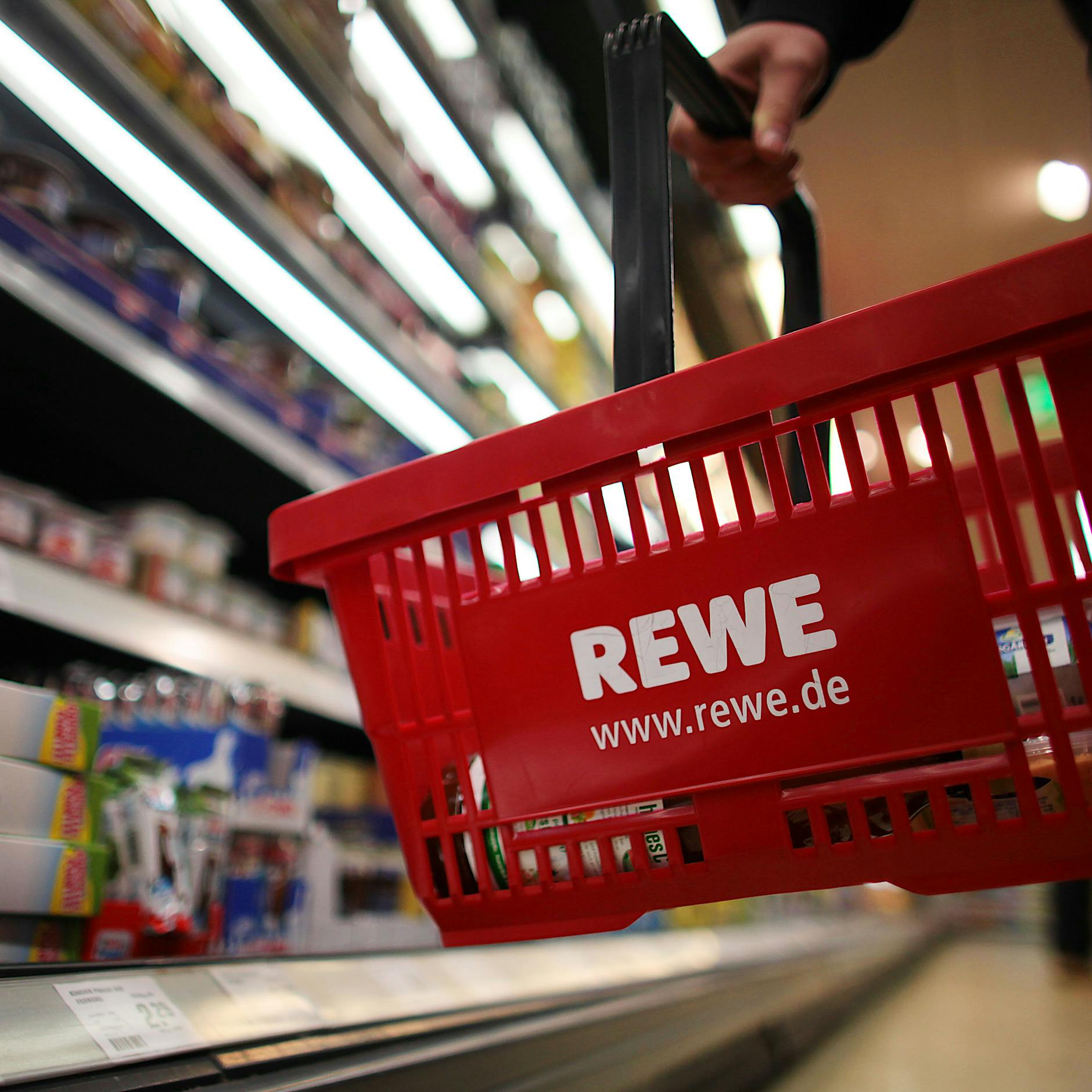 Rewe in Lichtenberg: Mitarbeiter ohrfeigt Kundin vor den Augen ihrer Kinder