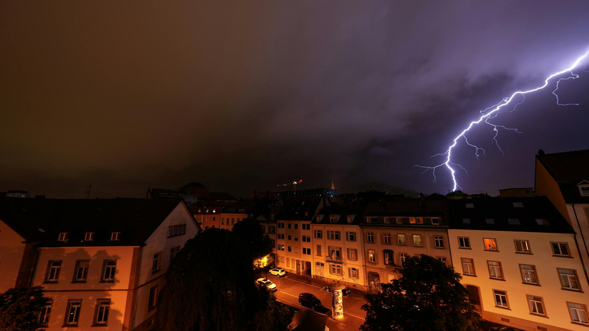 Die Meteorologen warnen vor schweren Gewittern.