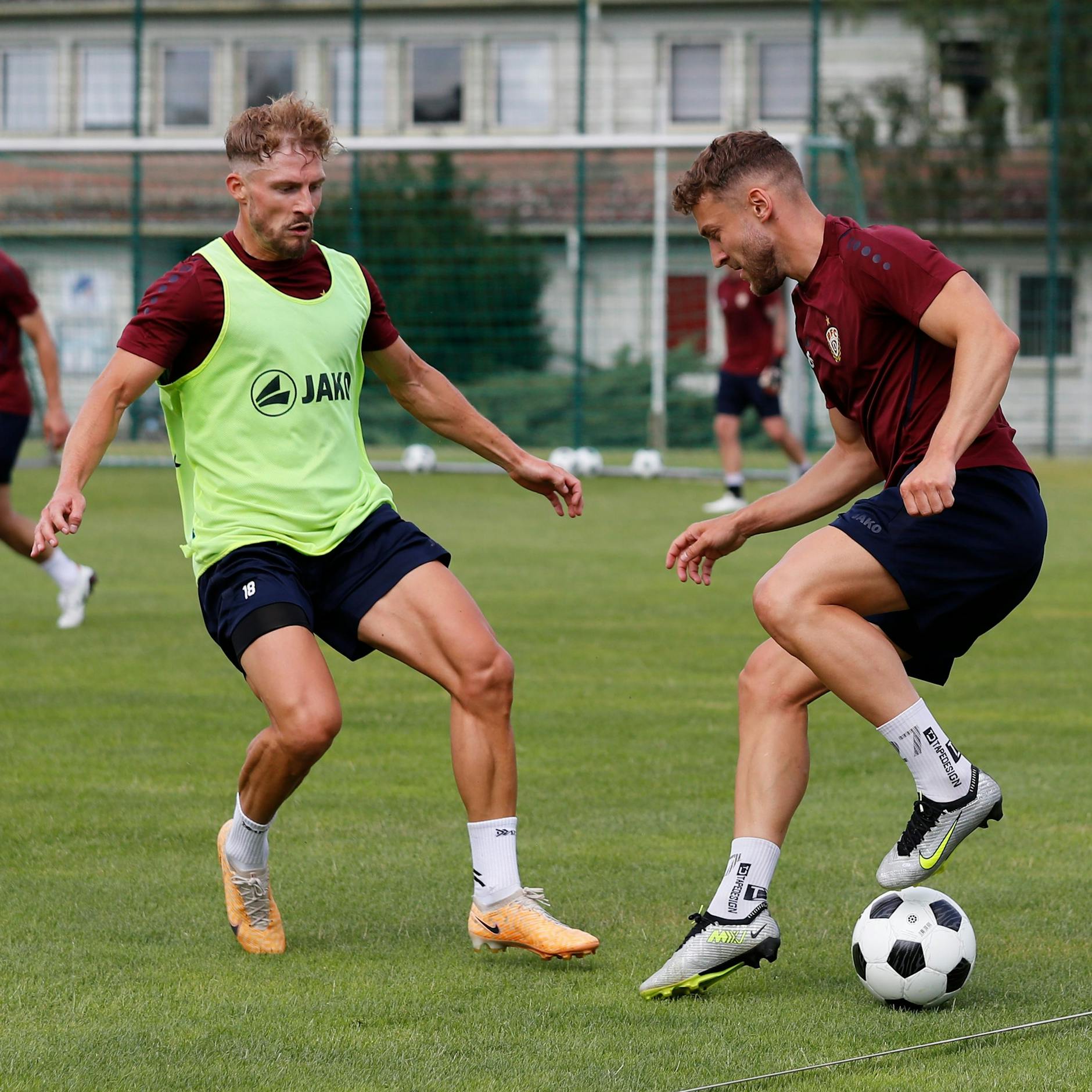 Timo Friedrich (l.) und David Grözinger zeigen sich es gleich im ersten Training gegenseitig.
