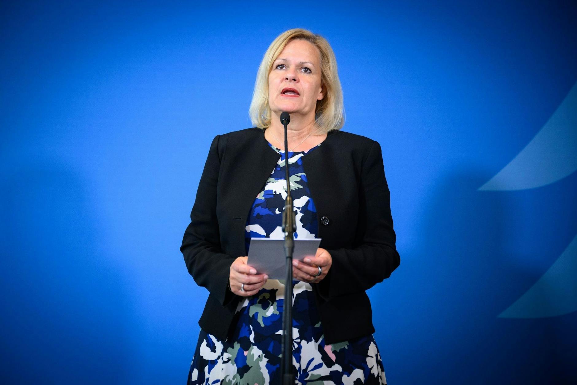 Bundesinnenministerin Nancy Faeser (SPD) verurteilte den Vorfall in Grevesmühlen scharf: Sie sprach auf X von „dumpfem Hass und unfassbarer Unmenschlichkeit“.