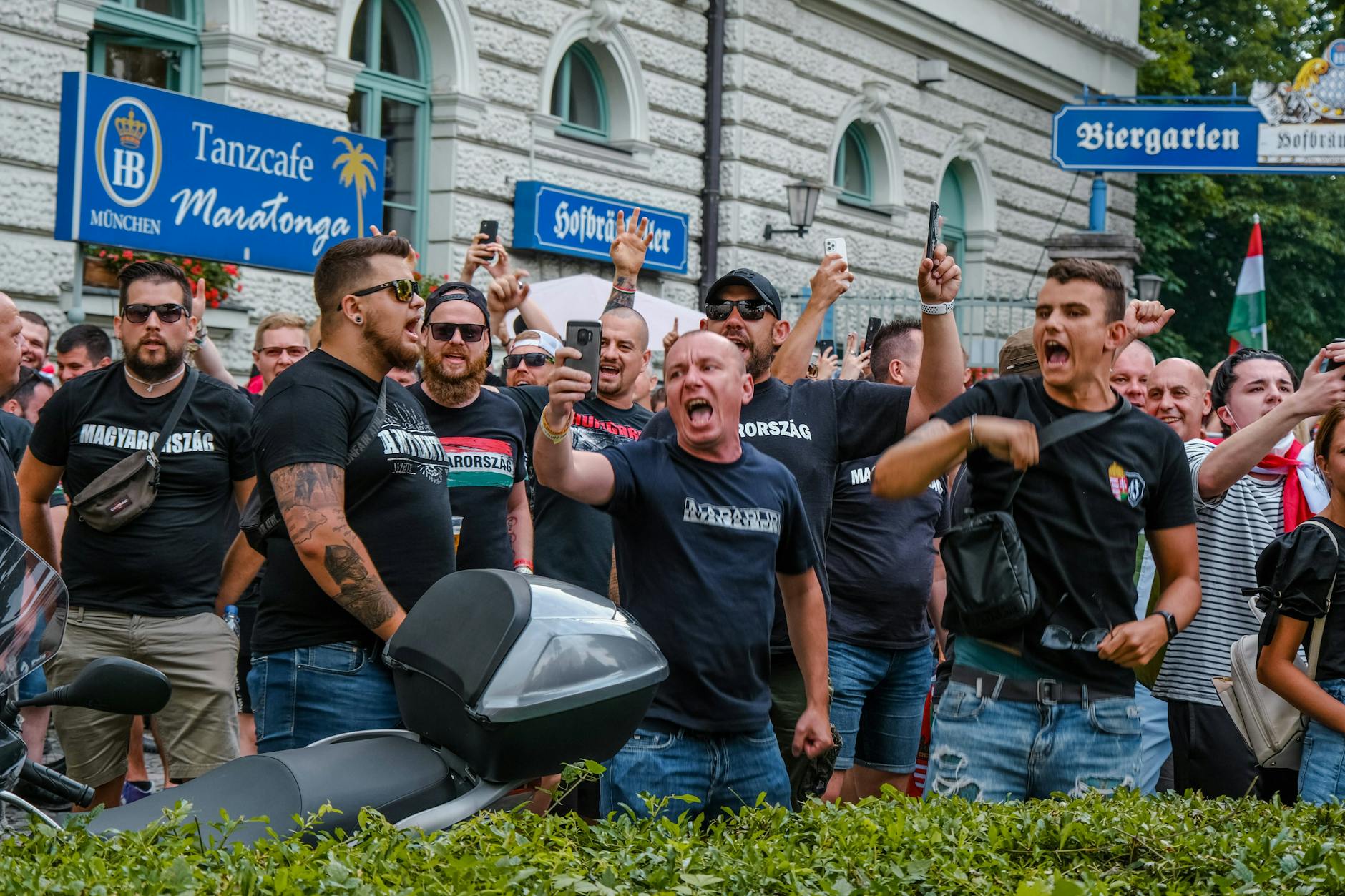 Zum EM-Spiel 2021 in München reisten viele ungarische Ultras der Gruppierung „Carpathian Brigade“. In Stuttgart wartet nun ein Großaufgebot der Polizei auf die Männer.