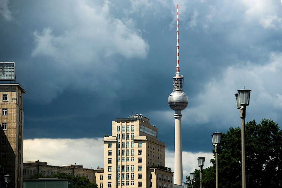 Dunkle Regenwolken sind über dem Fernsehturm zu sehen. Gewitter und orkanartige Böen drohen am Dienstag.
