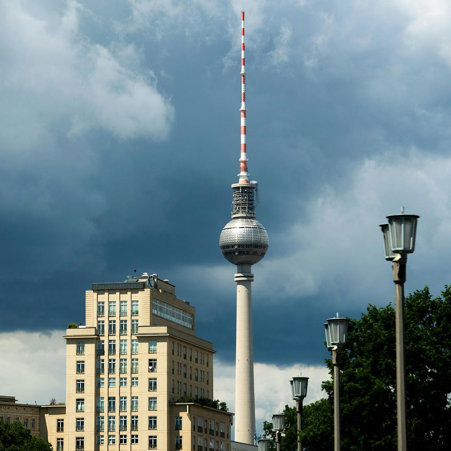 Wetter in Berlin aktuell: Gewitter, Hagel und orkanartige Böen am Dienstag - Unwettergefahr