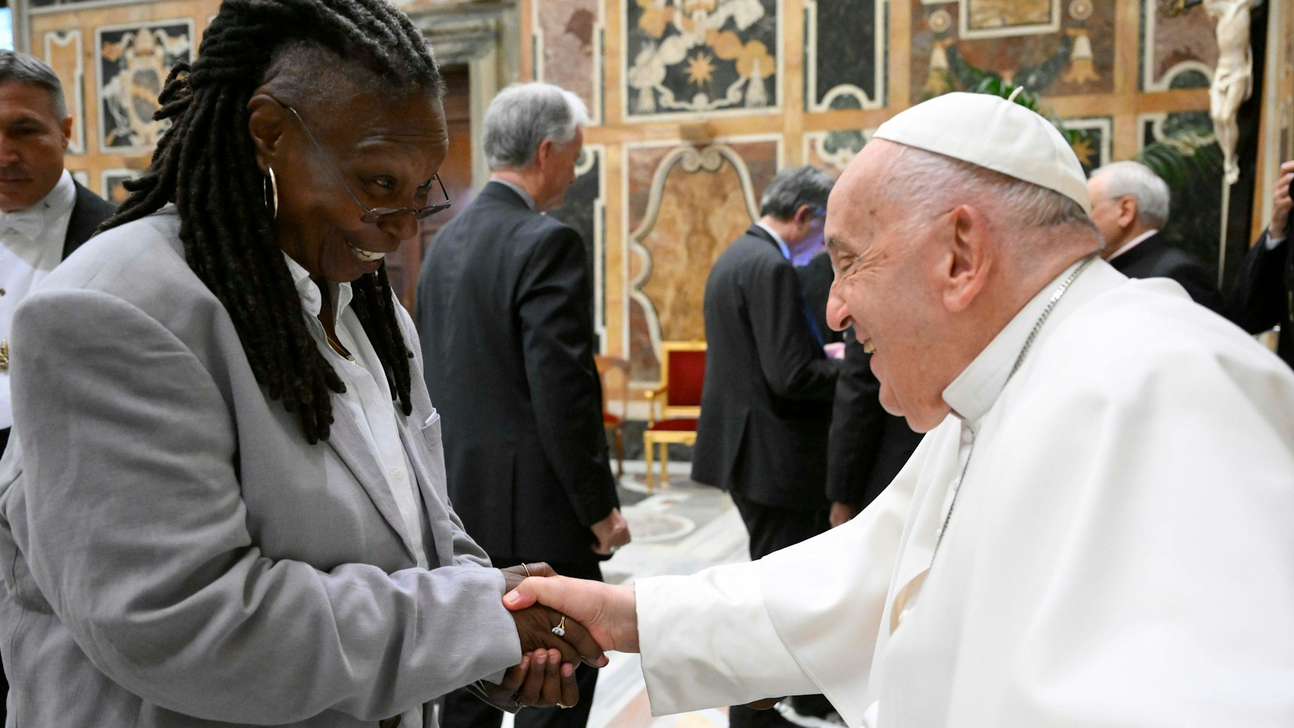 Papst Franziskus schüttelt die Hand der Schauspielerin Whoopi Goldberg im Rahmen einer Audienz mit Komikern am 14. Juni im Vatikan.