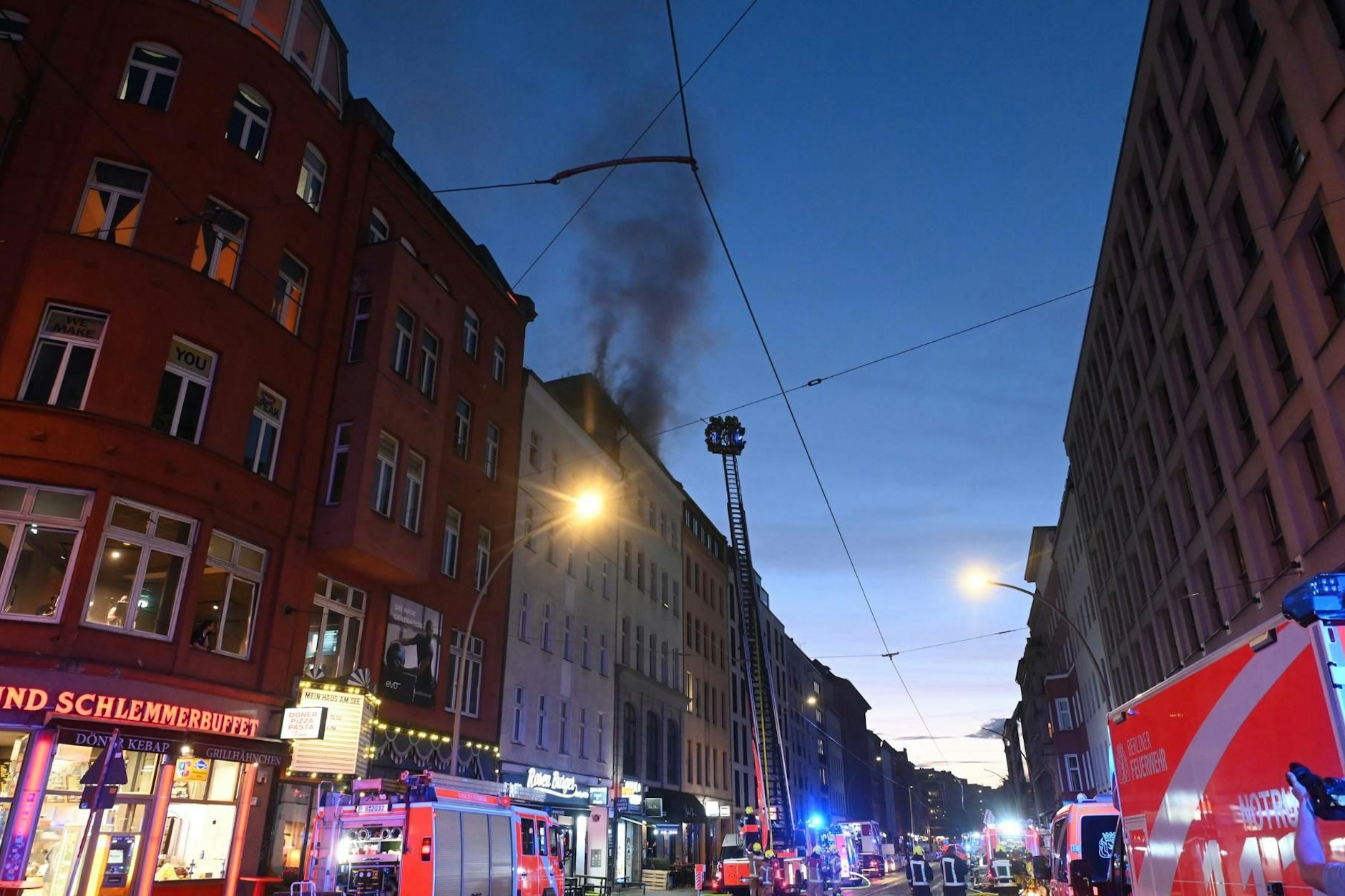 Mit 90 Einsatzkräften war die Berliner Feuerwehr beim Einsatz am Rosenthaler Platz vor Ort.&nbsp;