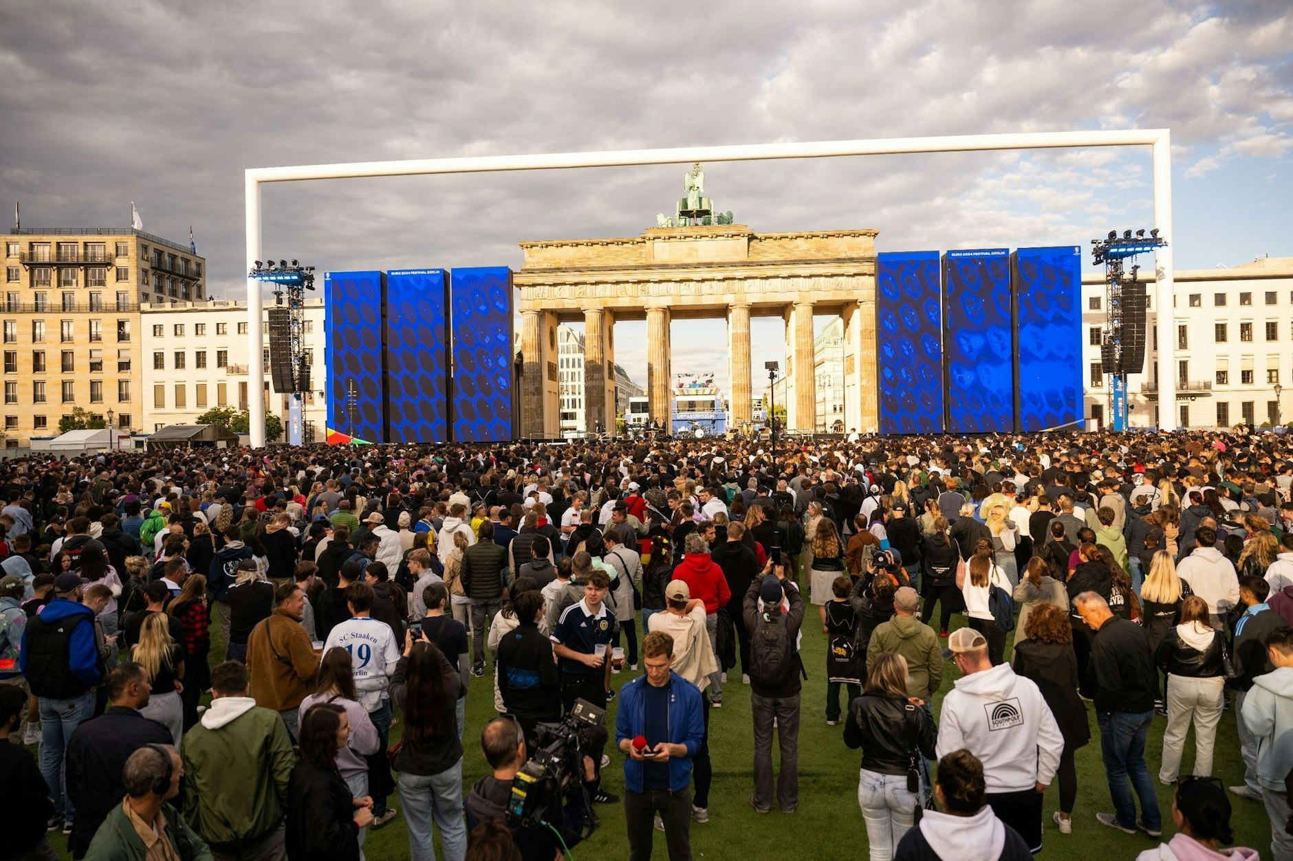 Das beste Wetter hat die Fanmeile am Brandenburger Tor bisher generell nicht abbekommen.