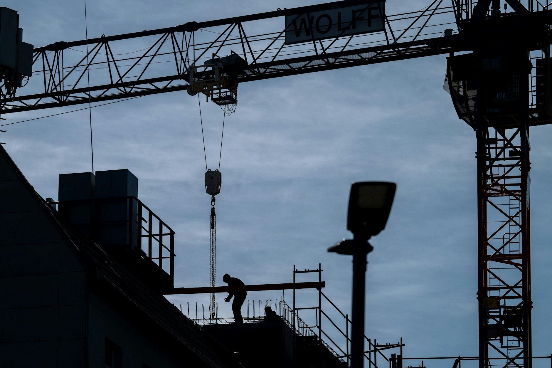 Ein Arbeiter ist auf einer Baustelle in Weißensee