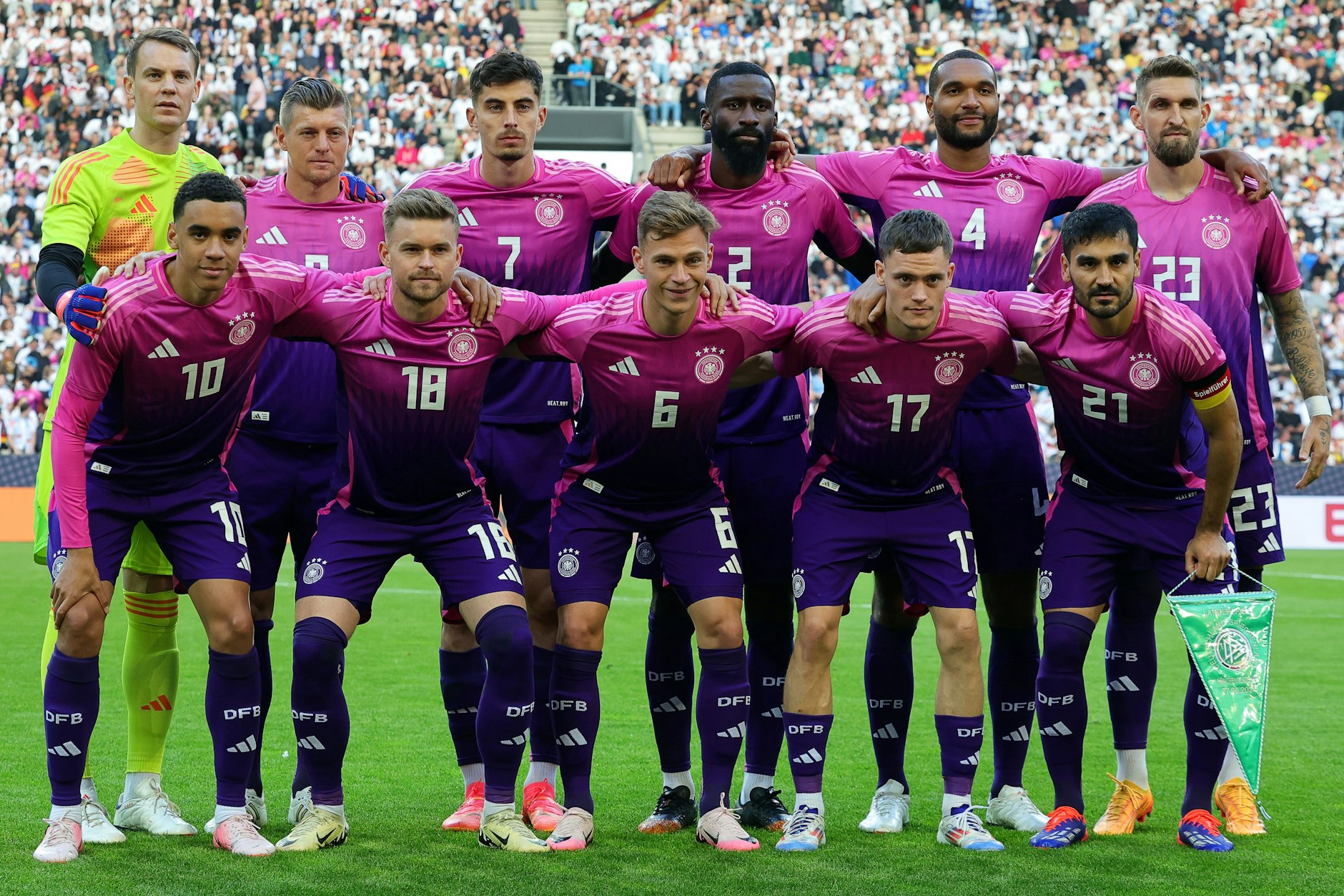 Das DFB-Team trat vor der EM in seinen pinken Trikots gegen Griechenland an.