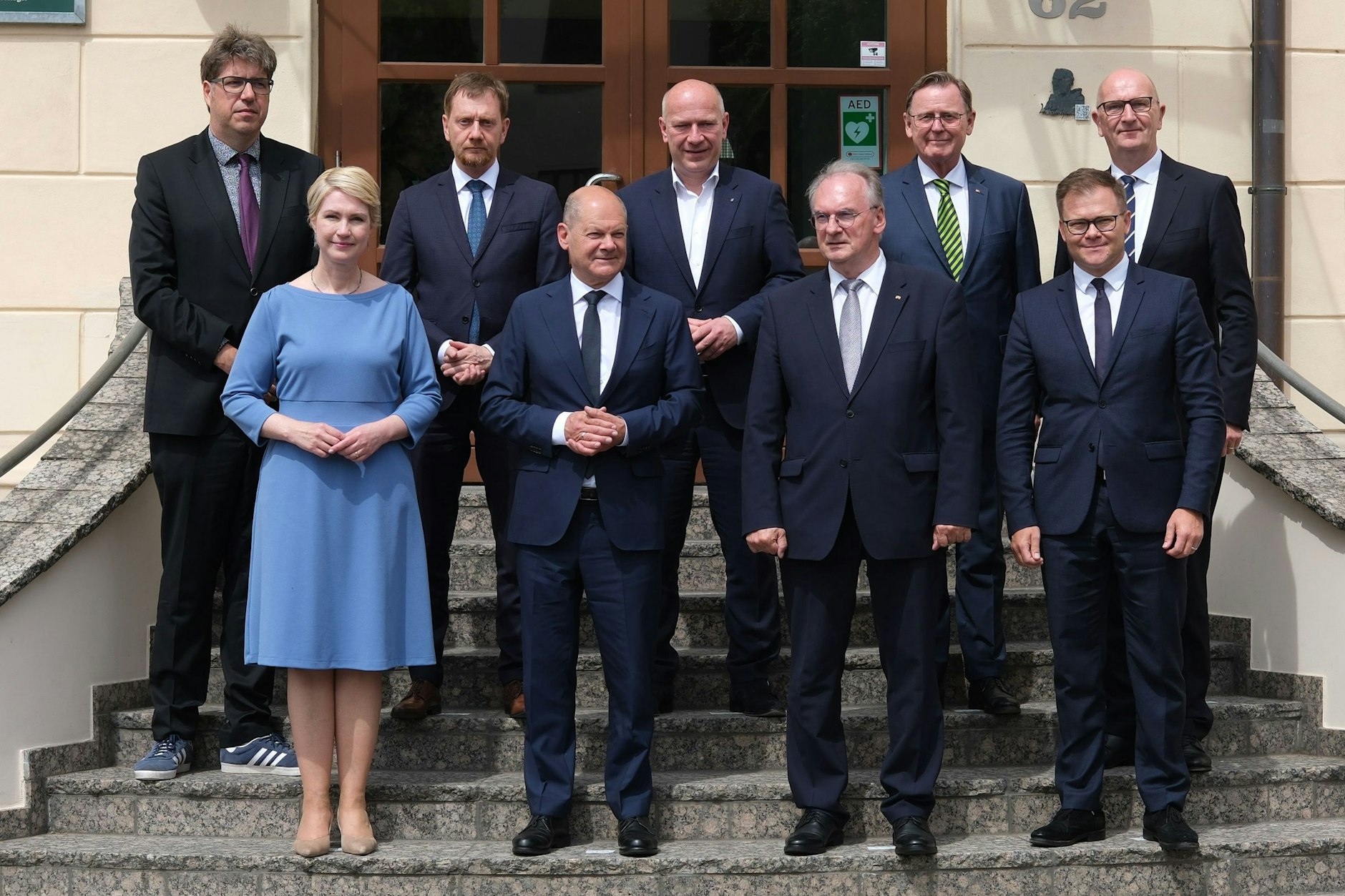 Das Treffen der Ost-Ministerpräsidenten am Dienstag mit Bundeskanzler Olaf Scholz (vorne 2.v.l.). Rechts vorne der Ostbeauftragte der Bundesregierung, Carsten Schneider