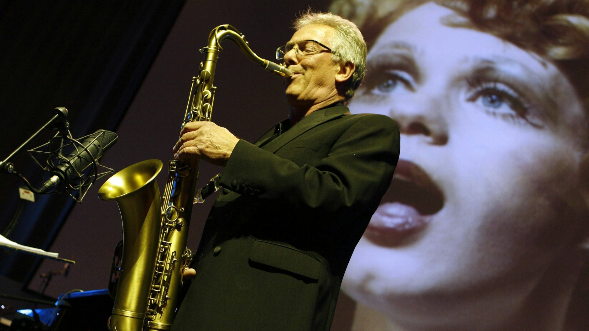 Günther Fischer spielt 2008 bei der Eröffnung der Metropolis-Halle in Potsdam-Babelsberg seinen Hit „Solo Sunny“.