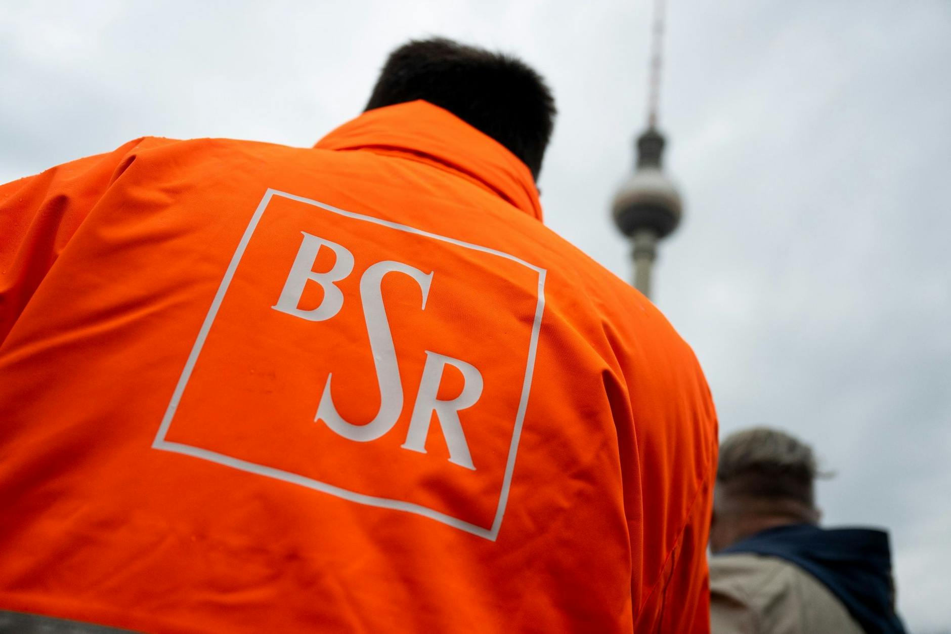 Symbolbild: Ein Mitarbeiter der Berliner Stadtreinigung (BSR). In den sozialen Medien wird dem Unternehmen vorgeworfen, „rassistische“ Aufkleber auf einem Müllwagen angebracht zu haben.