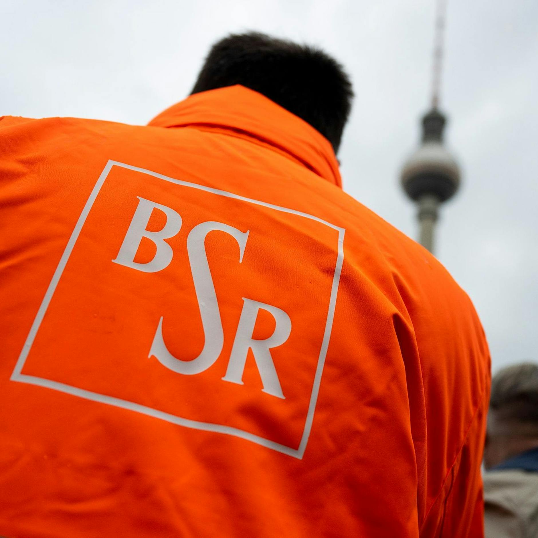 Berlin: „Döp dödö döp“-Aufkleber auf BSR-Müllwagen – Unternehmen verurteilt Hass